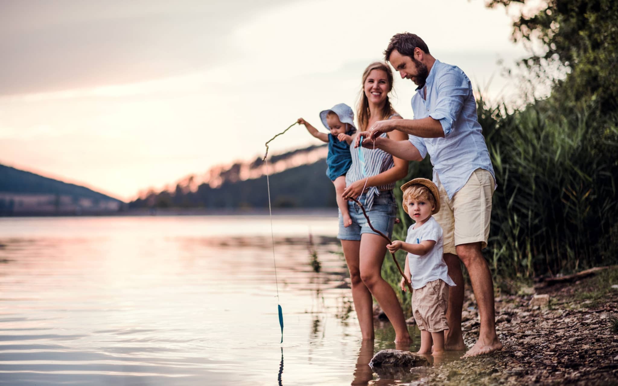 Eine Familie angelt am See