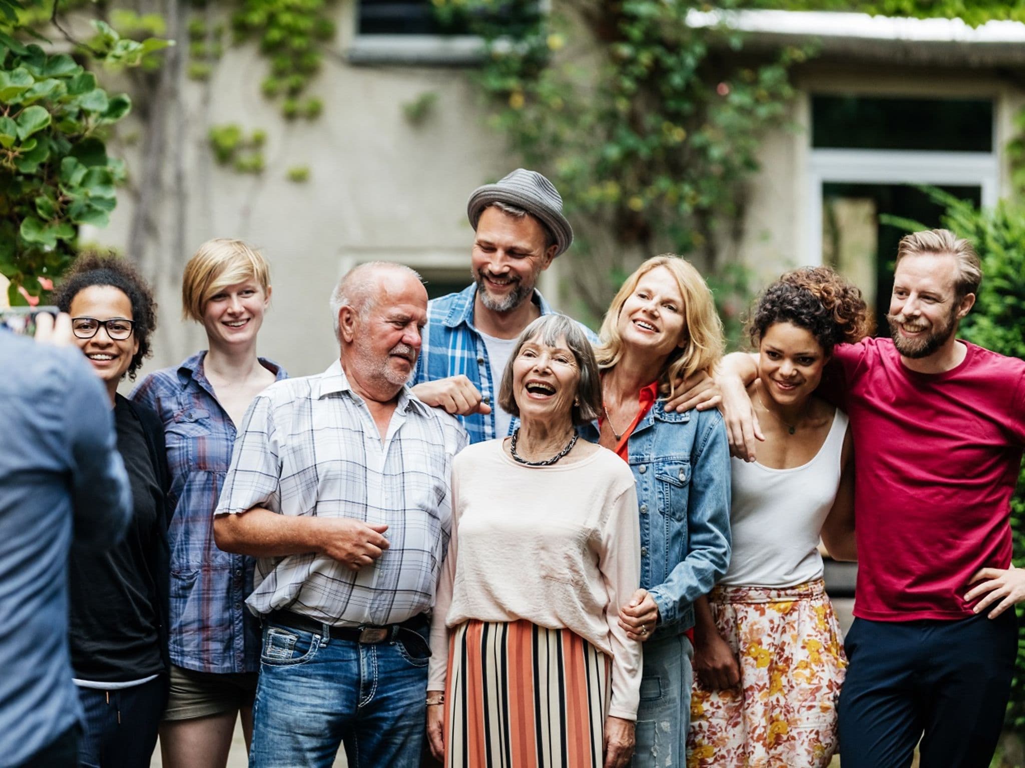 Freunde und Familie stehen zusammen in Gruppe