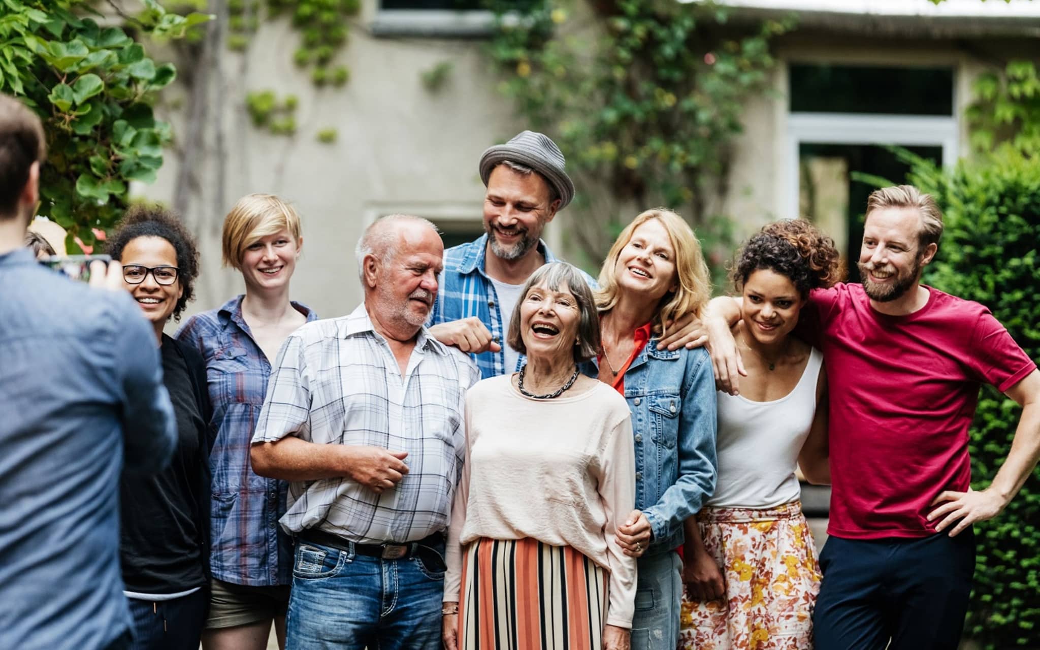 Freunde und Familie stehen zusammen in Gruppe
