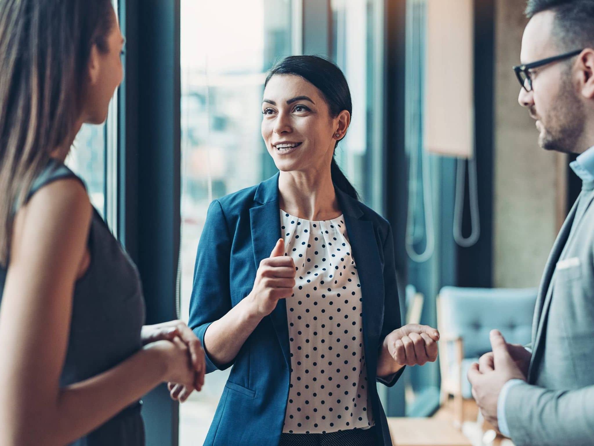 Krankenkasse Arbeitnehmer: Kollegen unterhalten sich im Stehen