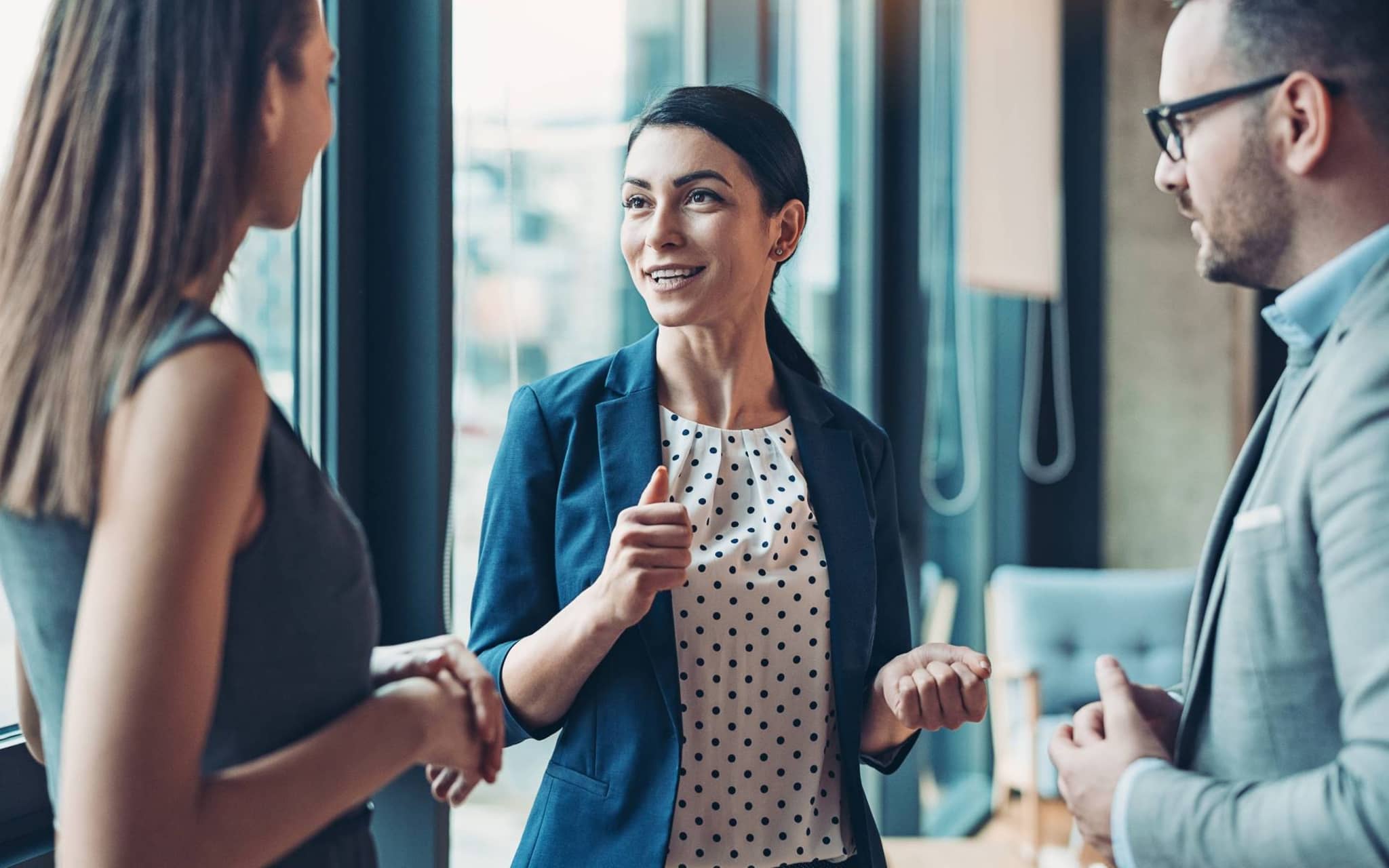 Krankenkasse Arbeitnehmer: Kollegen unterhalten sich im Stehen