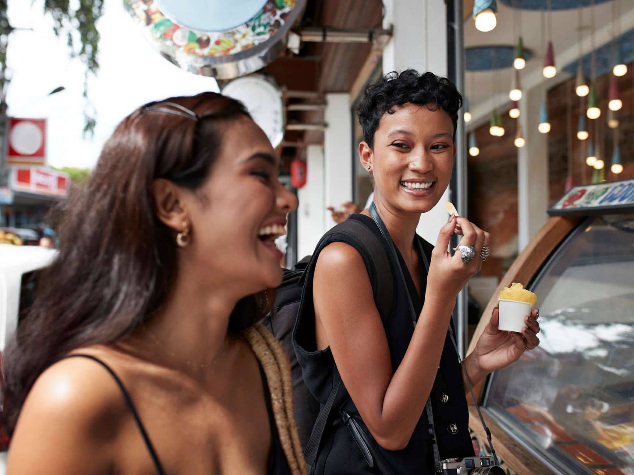 Stressfrei entscheiden: Zwei junge Frauen stehen vor einer Eistheke.