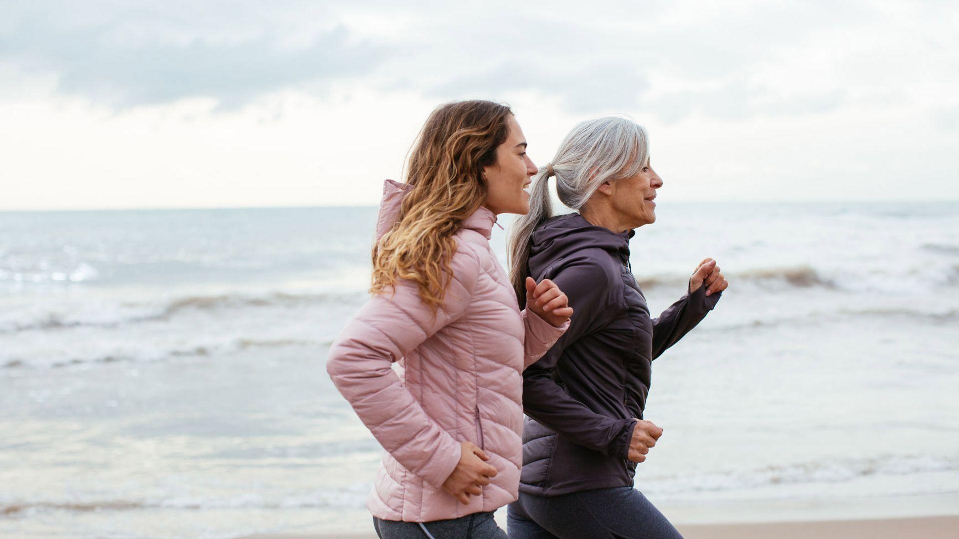Ausdauertraining: Zwei Frauen joggen am Strand.
