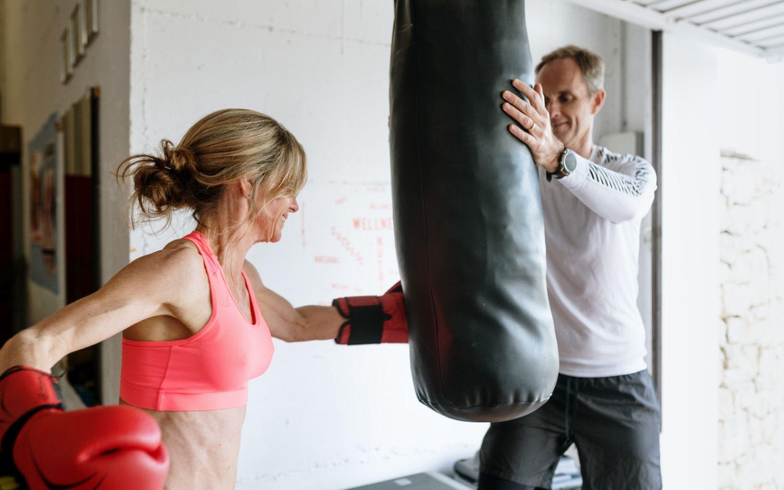 Boxen: Eine Frau boxt beim Training gegen einen Sandsack.