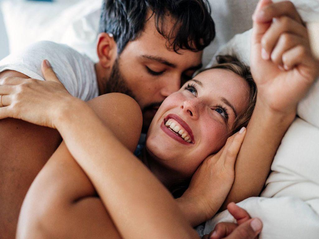 Sex in der Schwangerschaft: Paar turtelt verliebt im Bett
