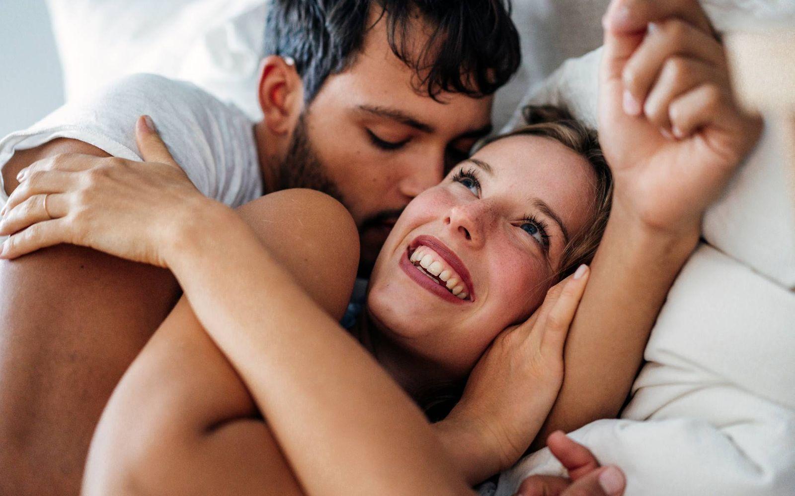 Sex in der Schwangerschaft: Paar turtelt verliebt im Bett