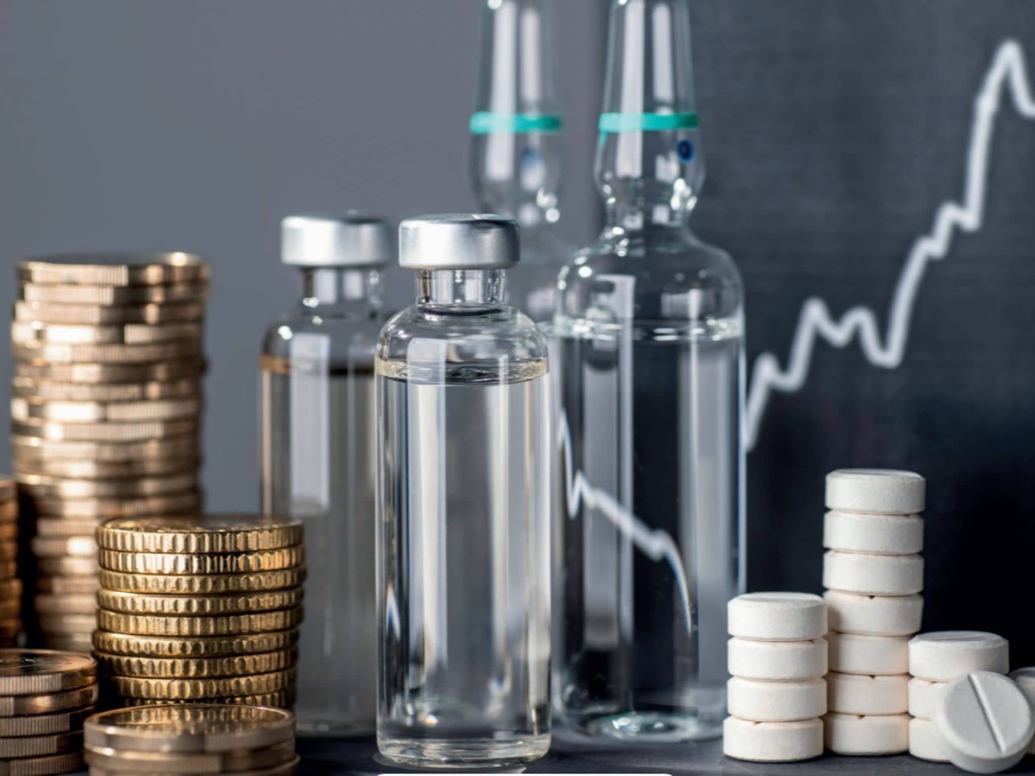 AMNOG-Kurzreport: Medikamente und Geldstücke liegen auf einem Tisch, dahinter ist ist eine ansteigende grafische Kurve zu sehen.