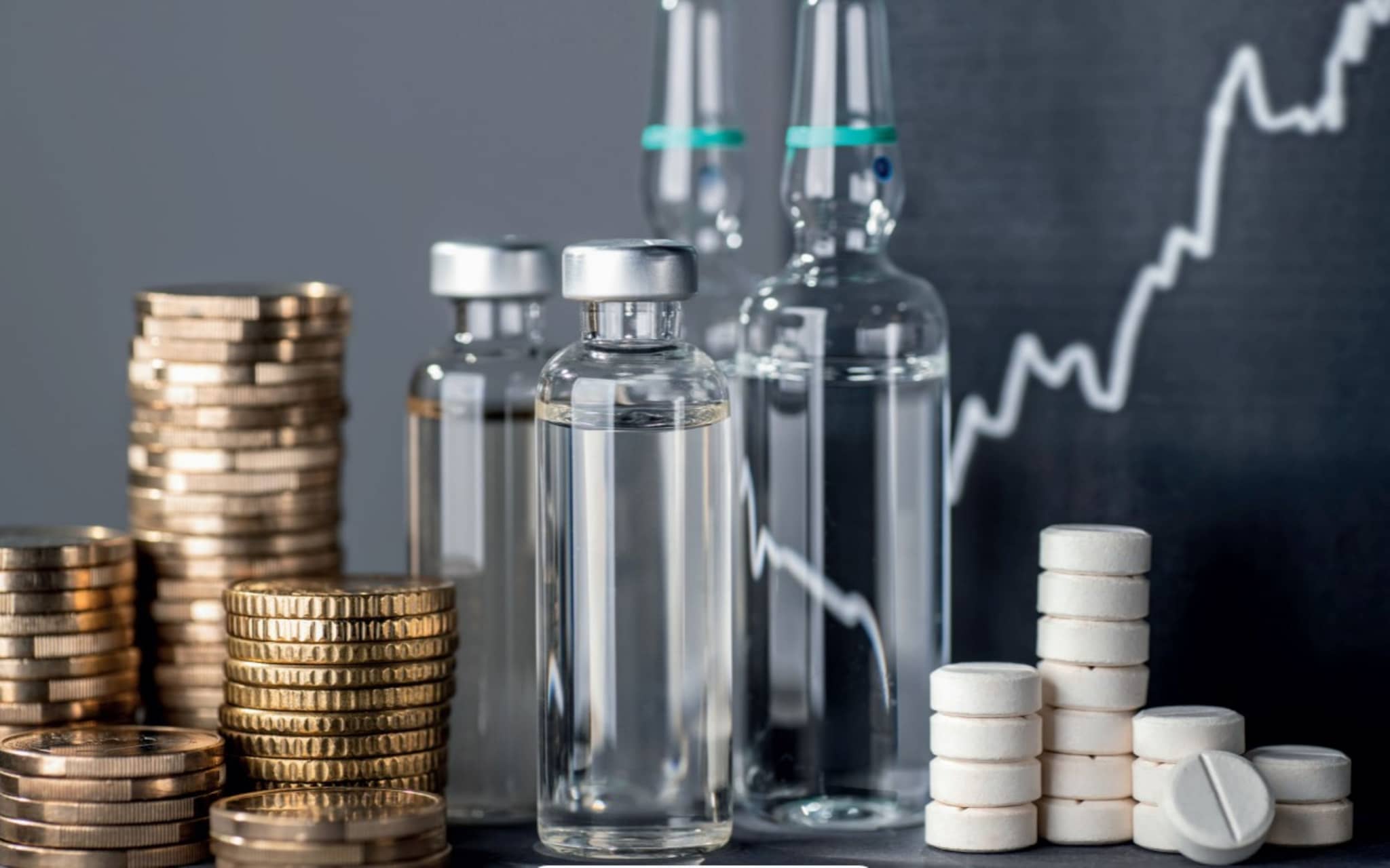 AMNOG-Kurzreport: Medikamente und Geldstücke liegen auf einem Tisch, dahinter ist ist eine ansteigende grafische Kurve zu sehen.