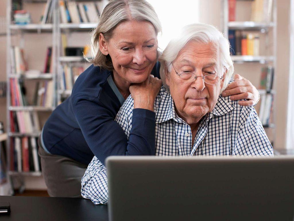 Patientenrechte: Älteres Paar sitzt gemeinsam vor einem Notebook.