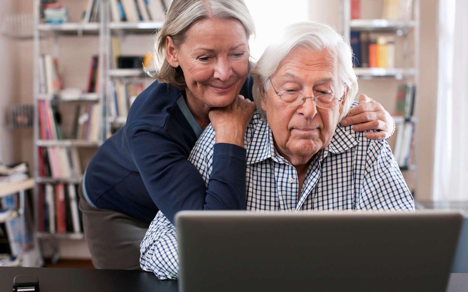 Patientenrechte: Älteres Paar sitzt gemeinsam vor einem Notebook.