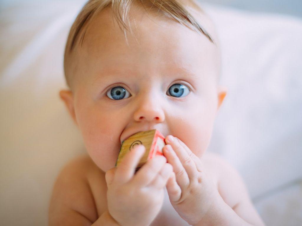 Erste Hilfe bei Kindern: Baby nimmt einen Würfel in den Mund