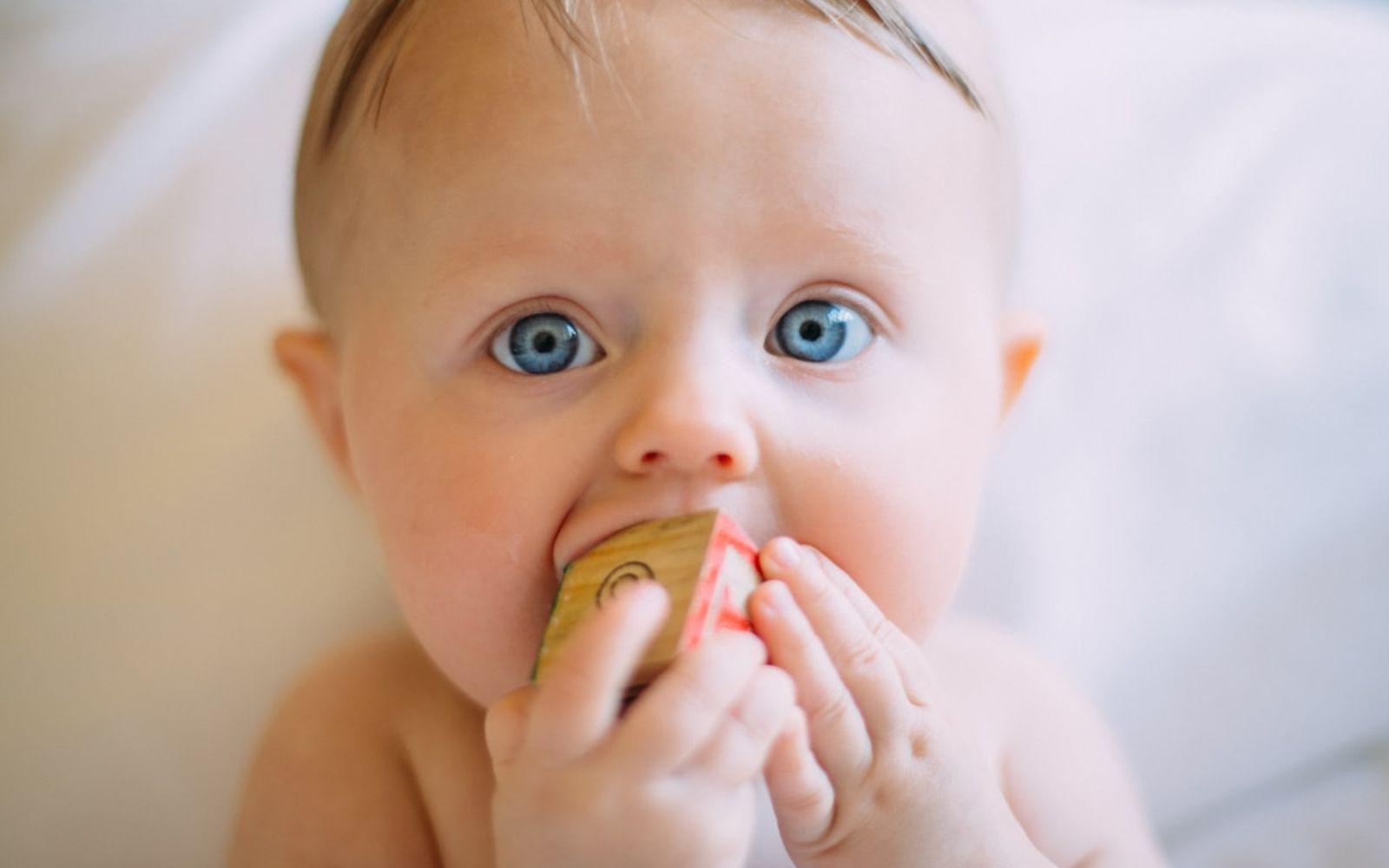 Erste Hilfe bei Kindern: Baby nimmt einen Würfel in den Mund