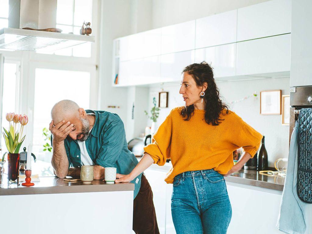 Streiten lernen: Wütende Frau redet in der Küche auf ihren Mann ein 