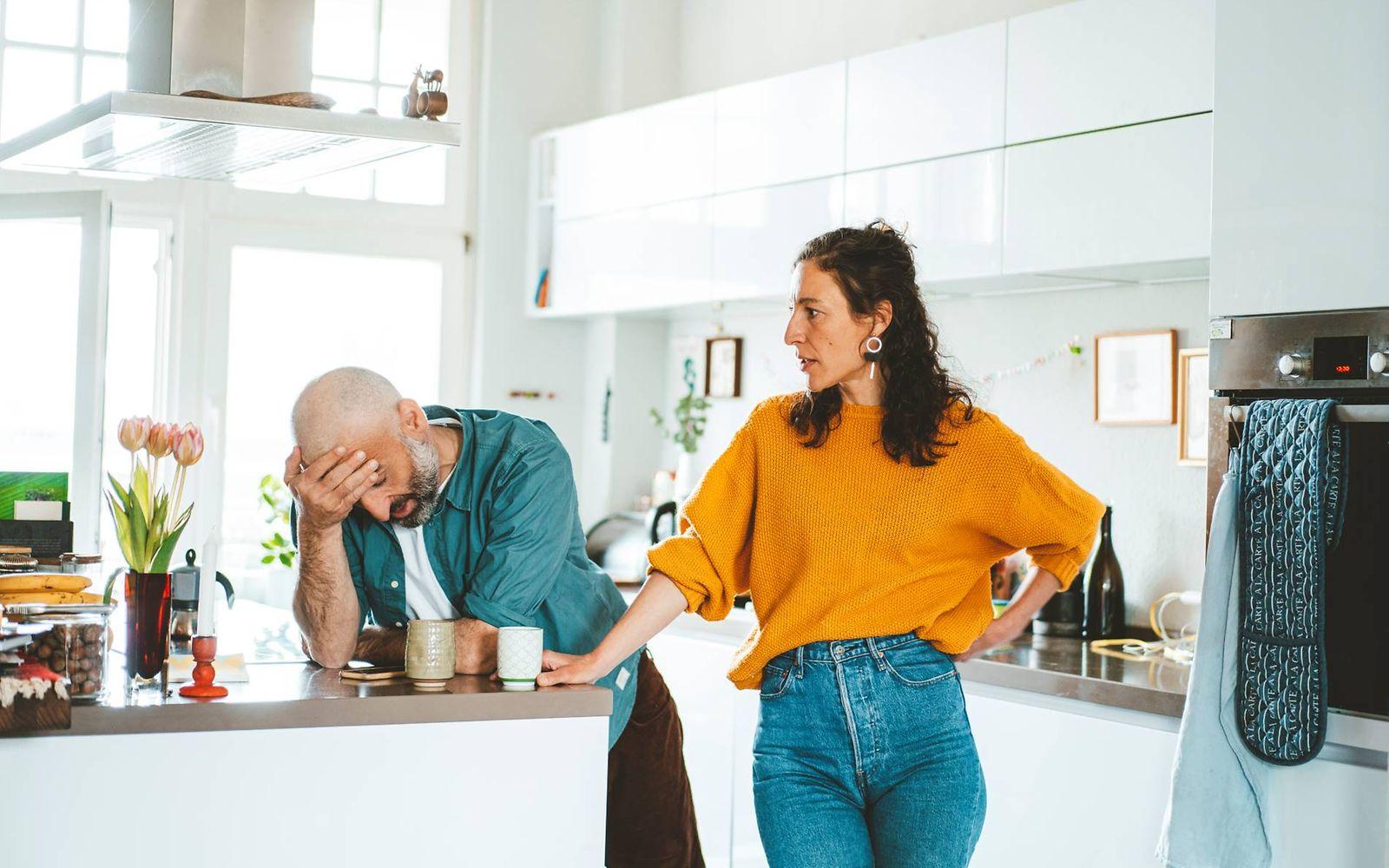 Streiten lernen: Wütende Frau redet in der Küche auf ihren Mann ein 