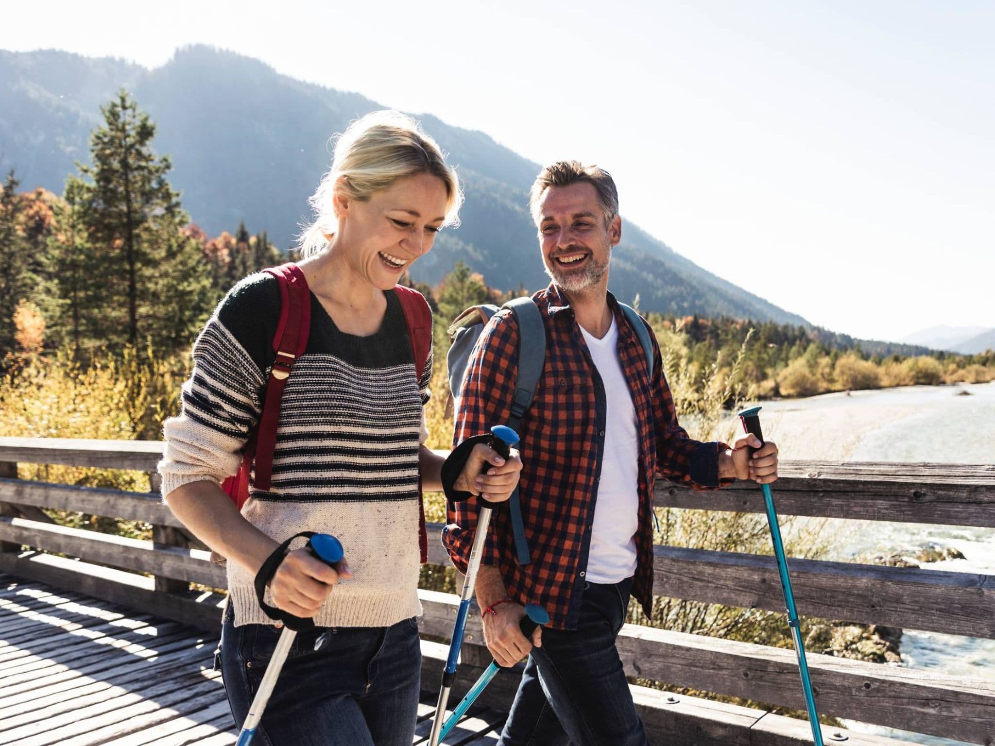 Kniearthrose: Mann und Frau wandern erfreut in den Bergen