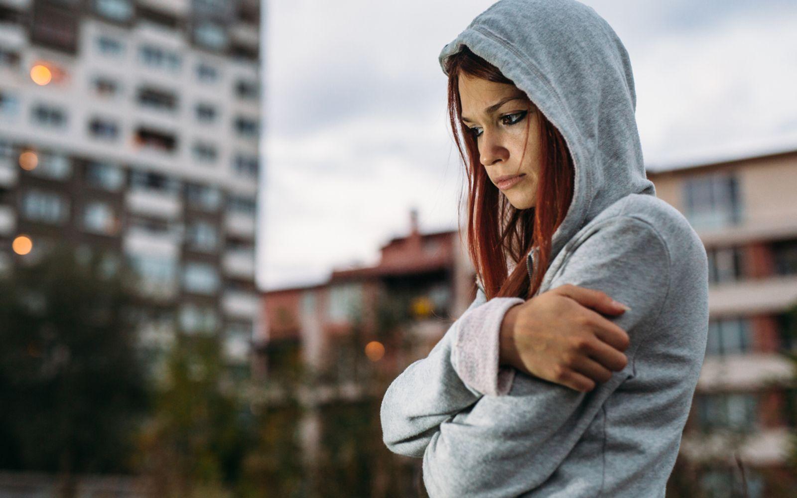 Depressionen bei Jugendlichen: Mädchen starrt schwermütig vor sich hin