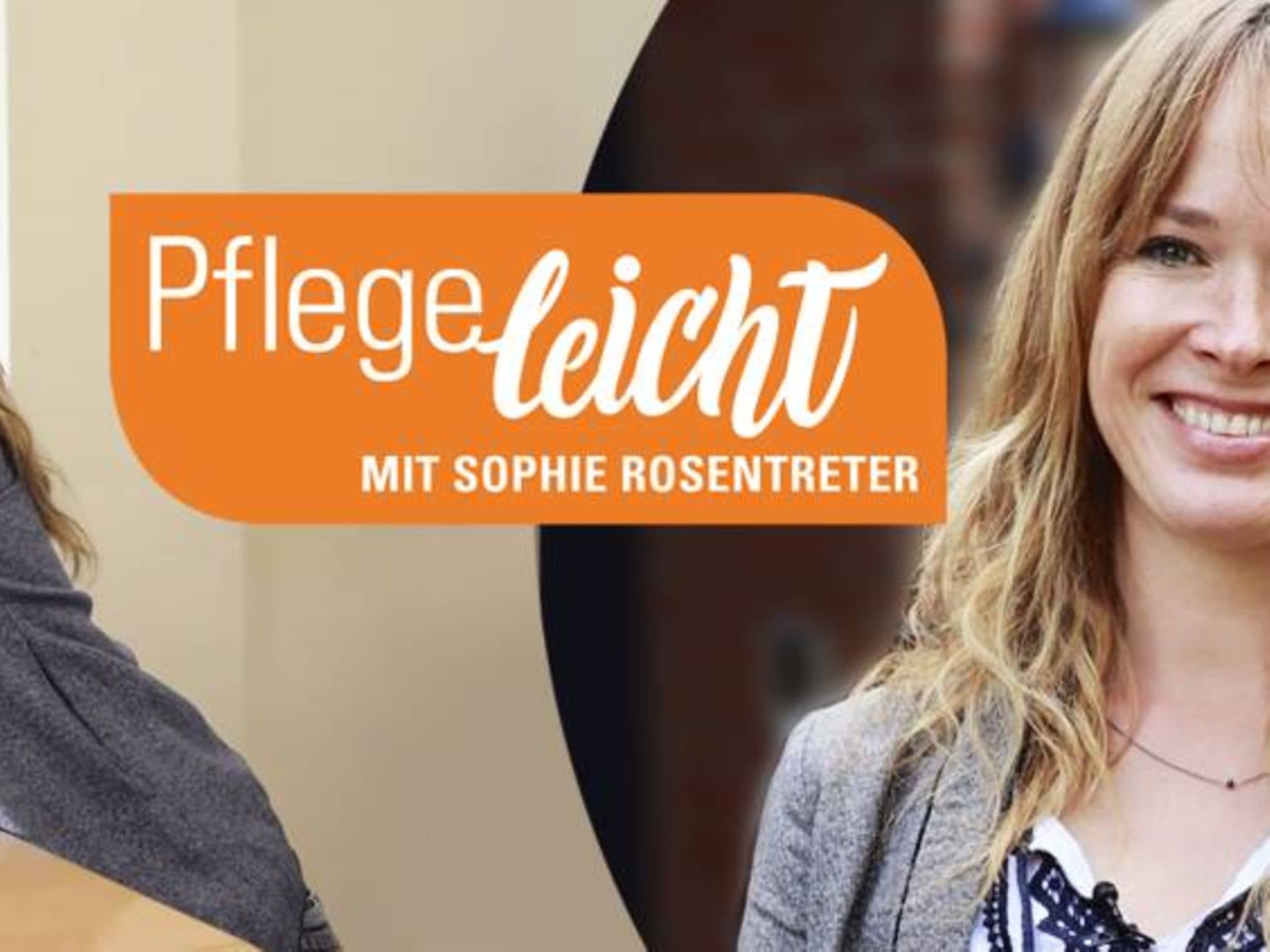 Demenz: Sophie Rosentreter sitzt mit einer älteren Frau am Tisch. Beide sind fröhlich.