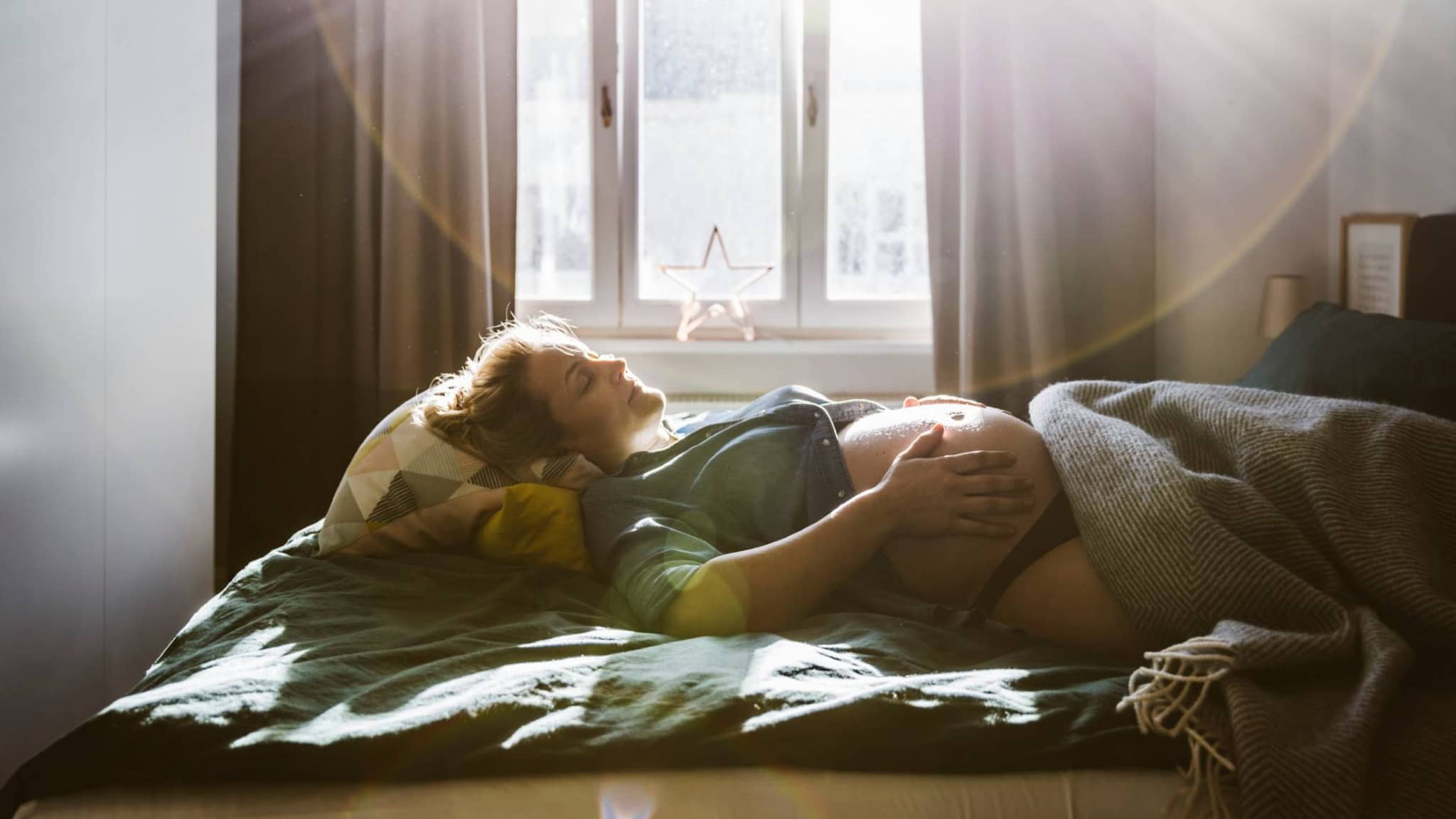 Schwangerschaftsbeschwerden: Schwangere ruht sich im Bett aus