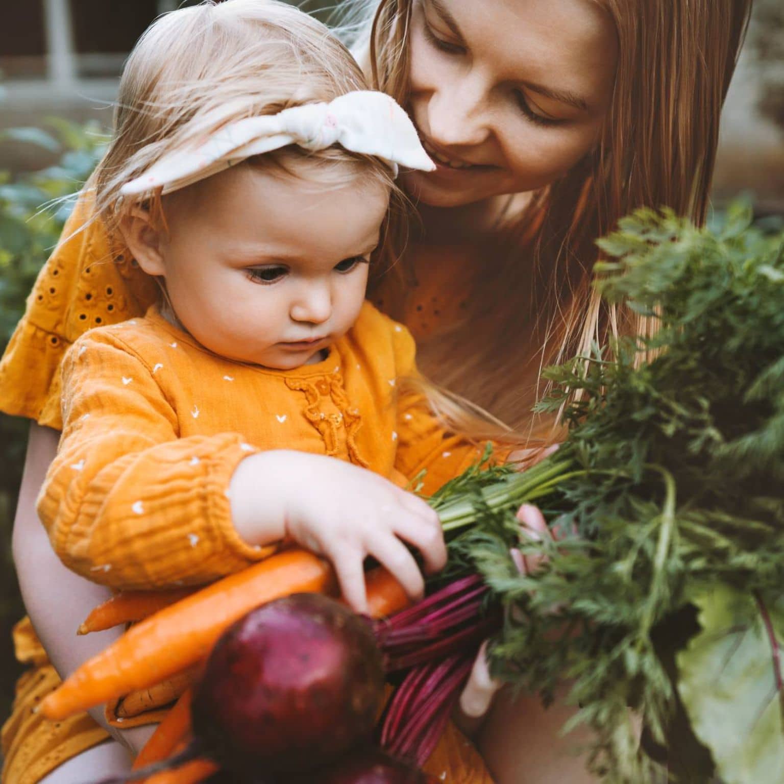 Mutter und kleine Tochter beim Gemüsekauf
