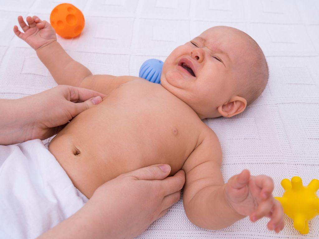 Erste Hilfe beim Baby: Ein Baby weint