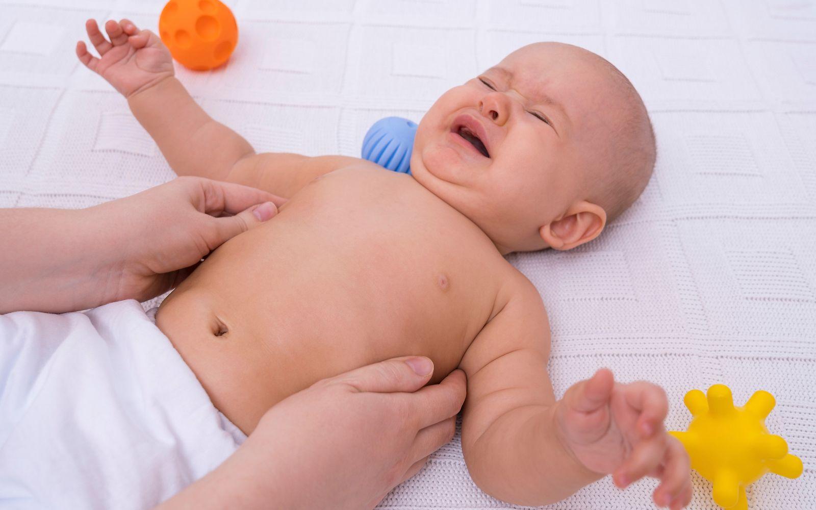 Erste Hilfe beim Baby: Ein Baby weint
