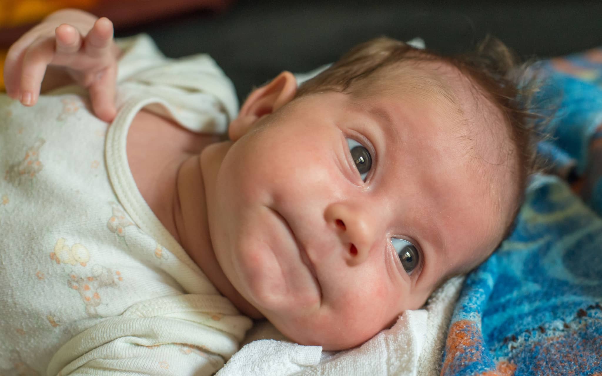 Erste Hilfe beim Baby: Ein Baby liegt auf einer Decke