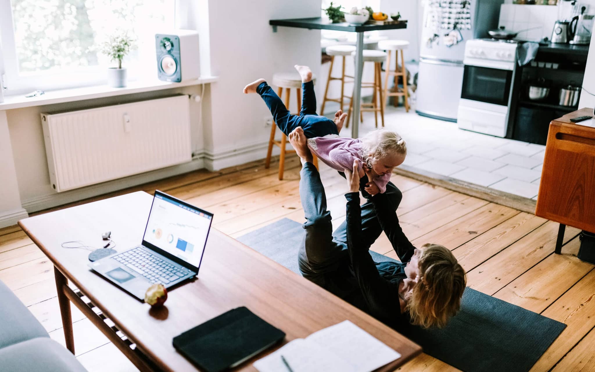 Bild: Junge Mutter macht im Homeoffice eine Pause mit Ihrem Kind.