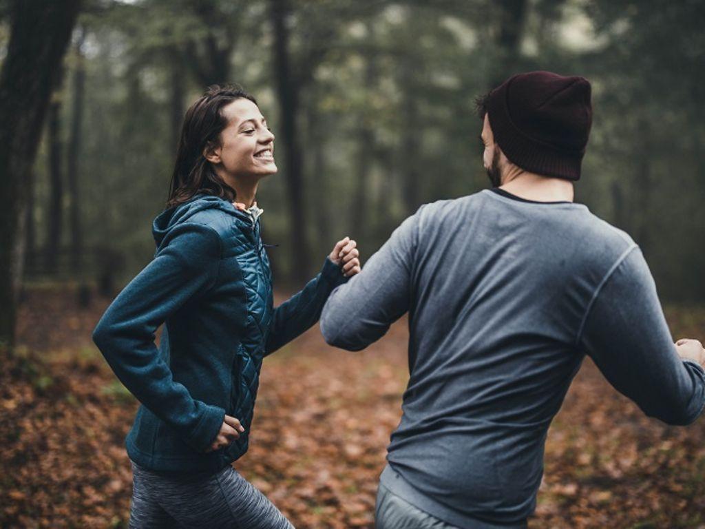 Bild: Onlineseminar Stressbewältigung durch Bewegung: Mann und Frau laufen im Wald.