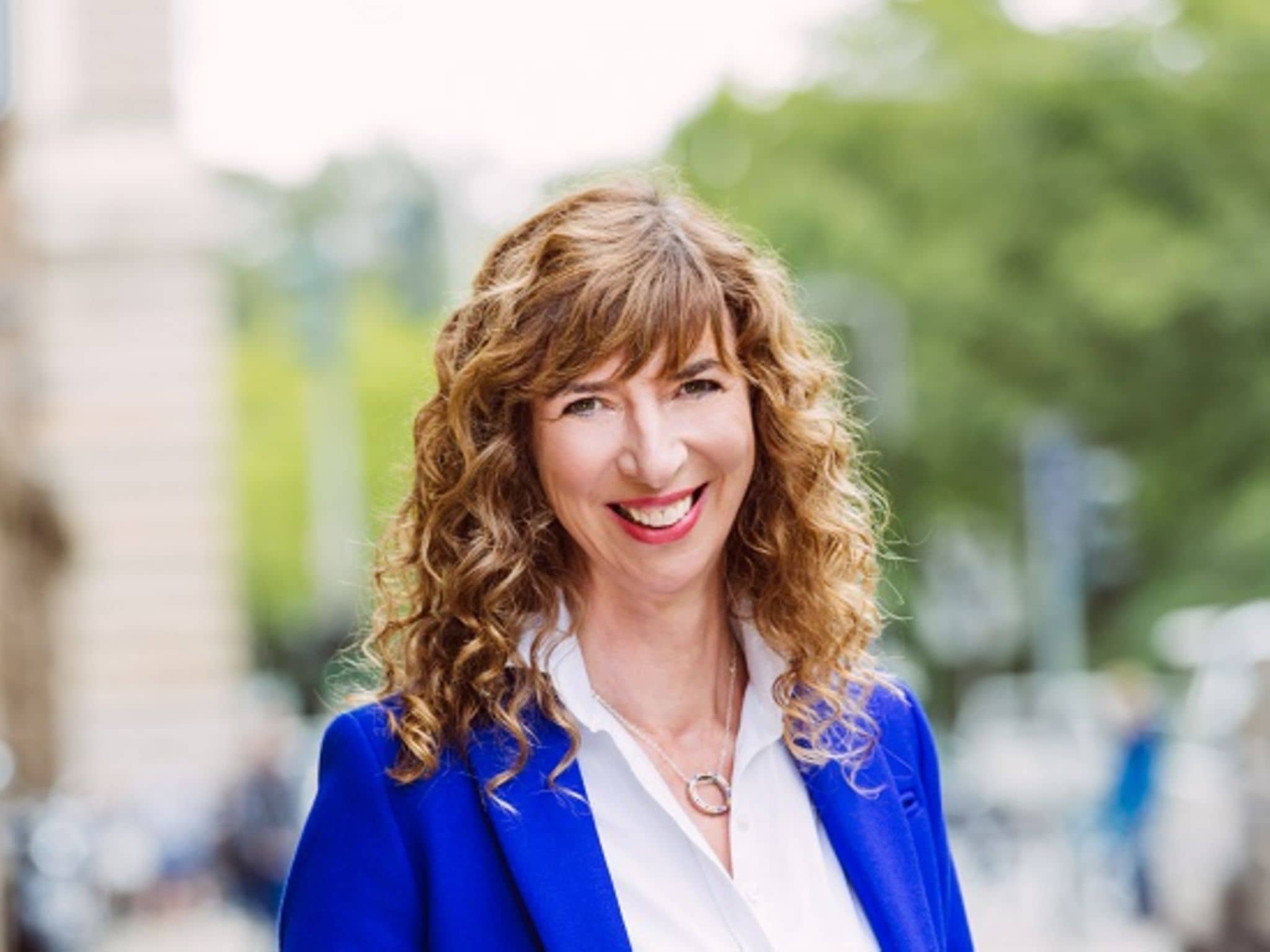 Bild: Portrait Frau Reinhild Fürstenberg mit einem blauen Mantel