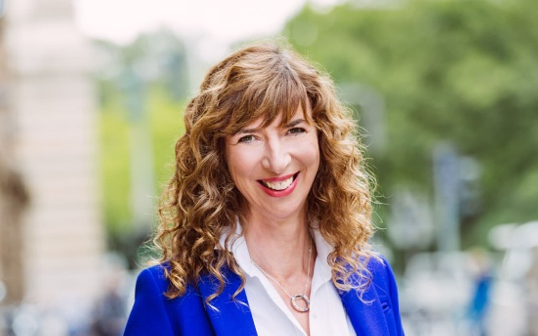 Bild: Portrait Frau Reinhild Fürstenberg mit einem blauen Mantel