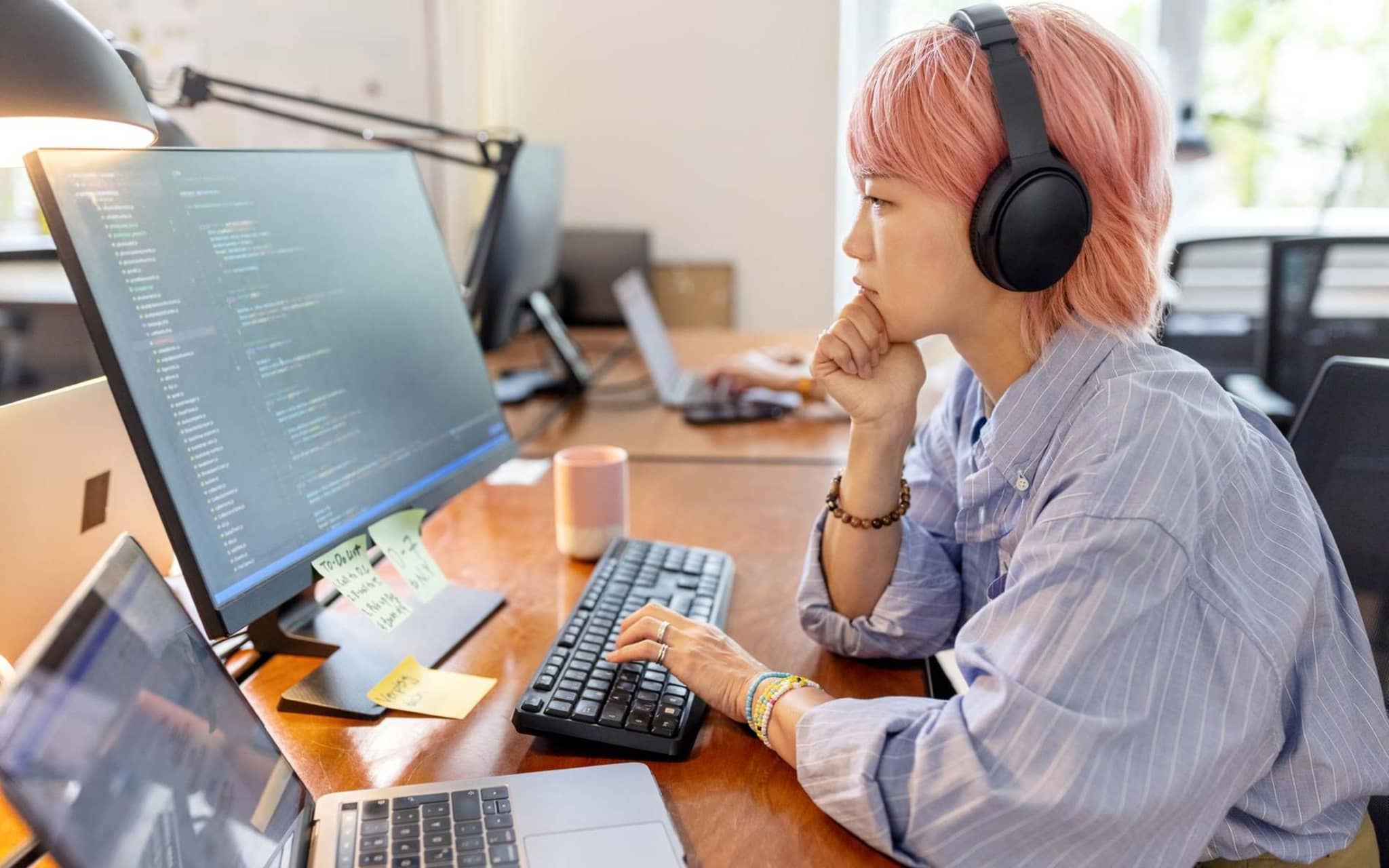 Symbolbild Beitragsnachweise: Frau schaut auf einen Computer.
