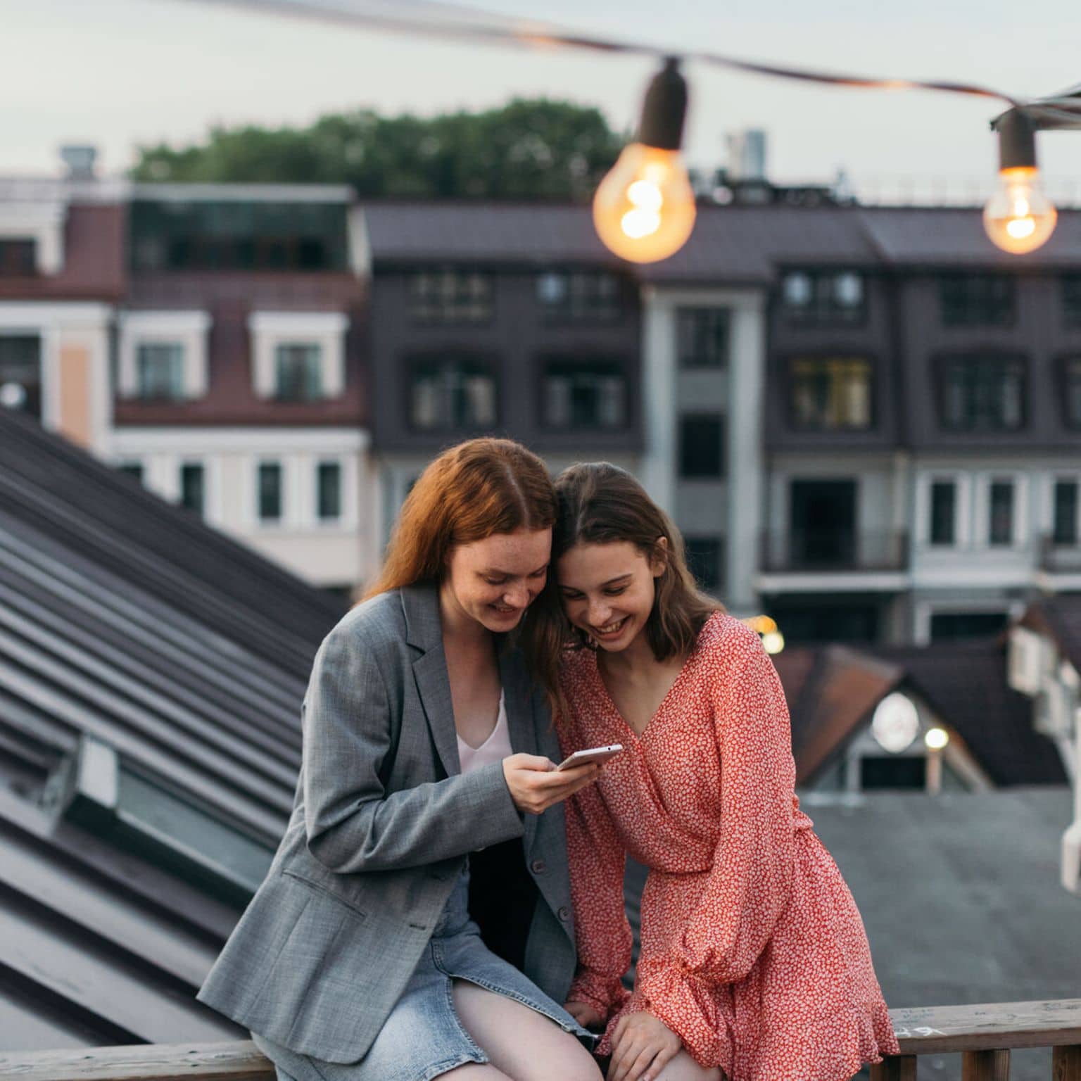 Vier Menschen besprechen sich im Büro an einem Tisch