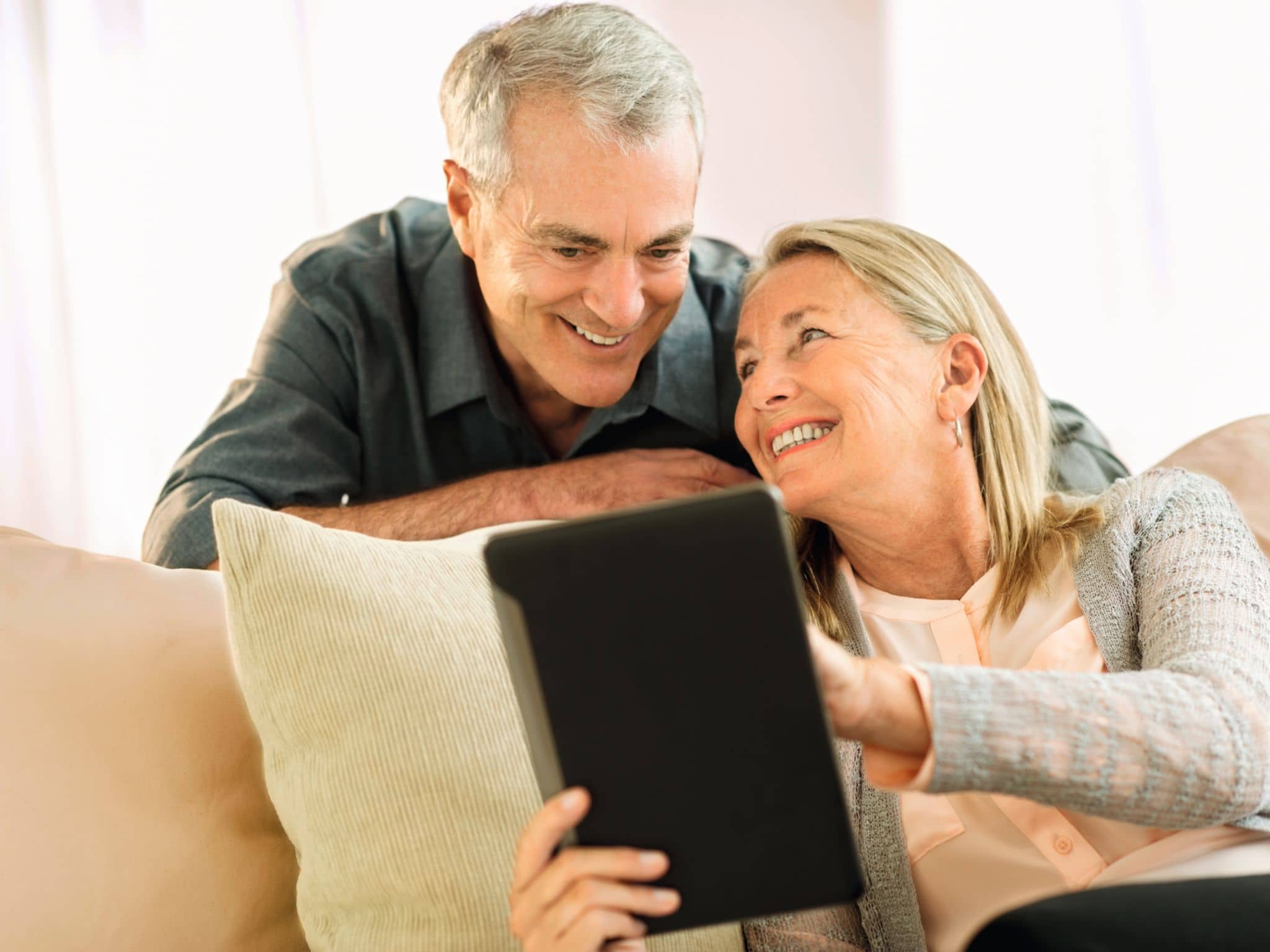 Mann und Frau mit Tablet