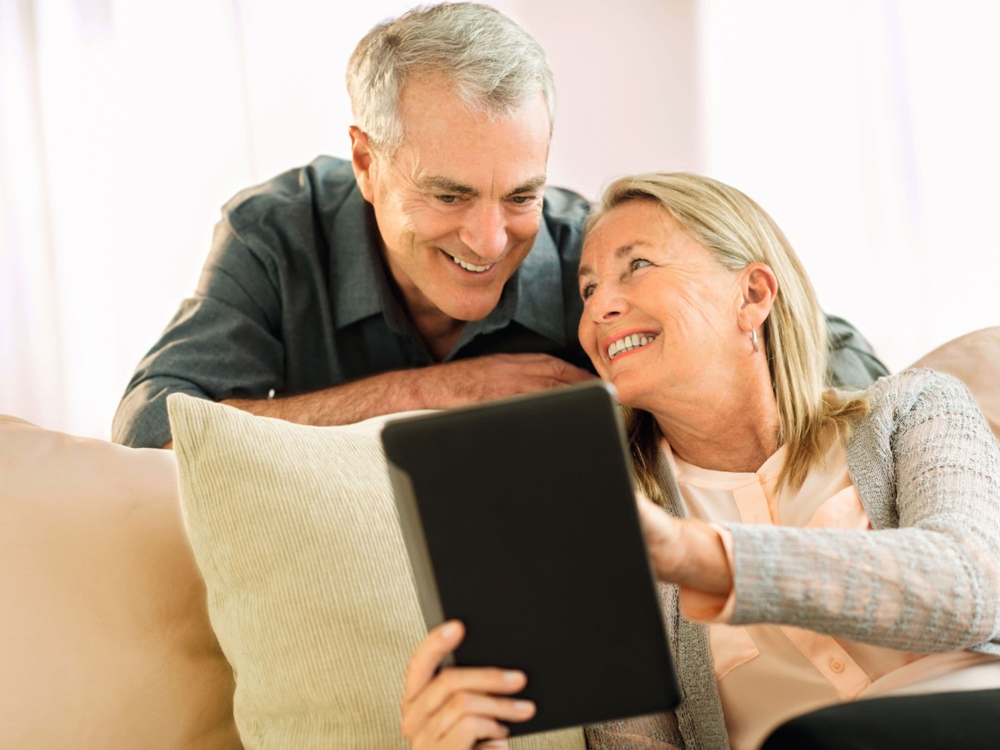 Mann und Frau mit Tablet