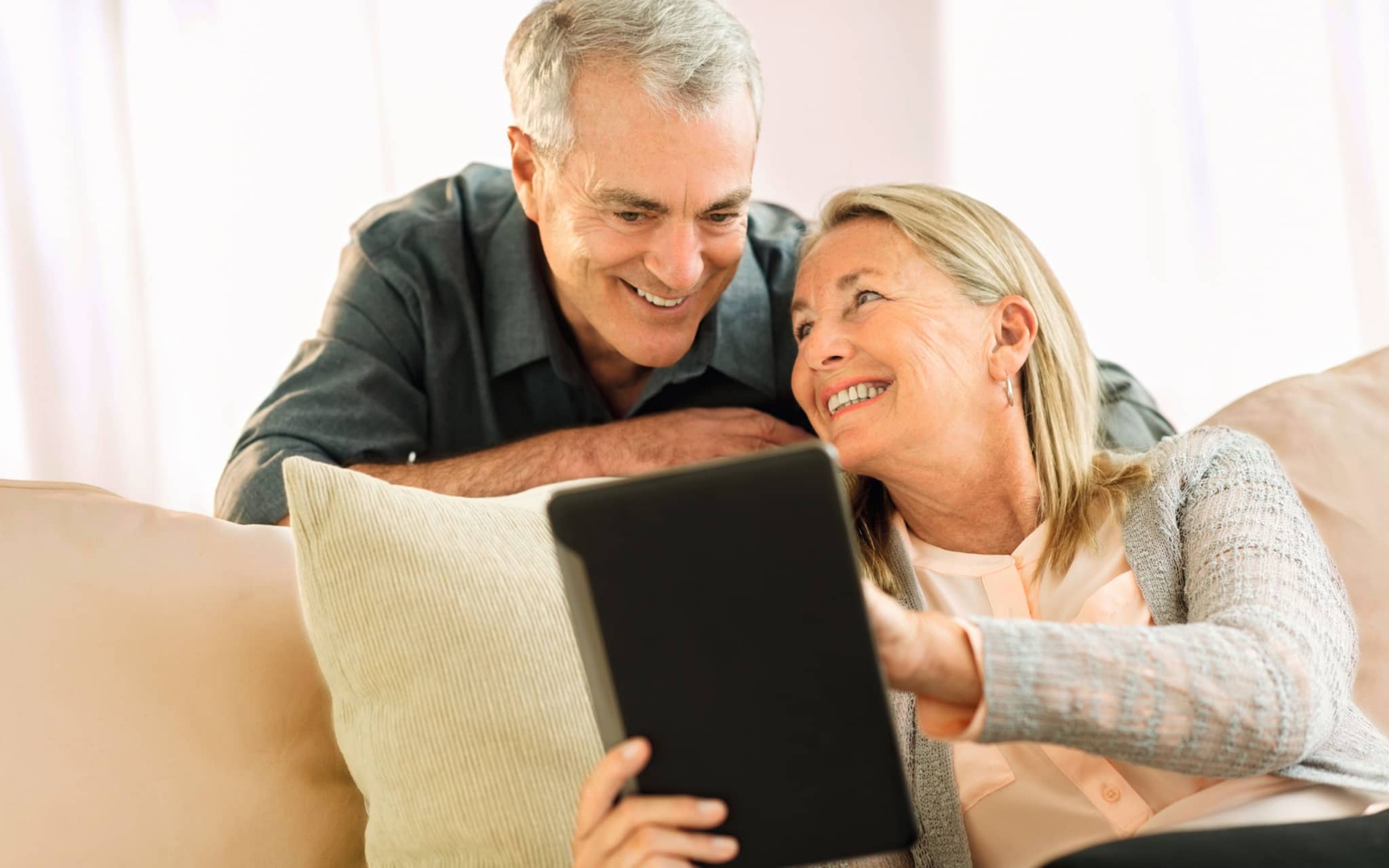 Mann und Frau mit Tablet
