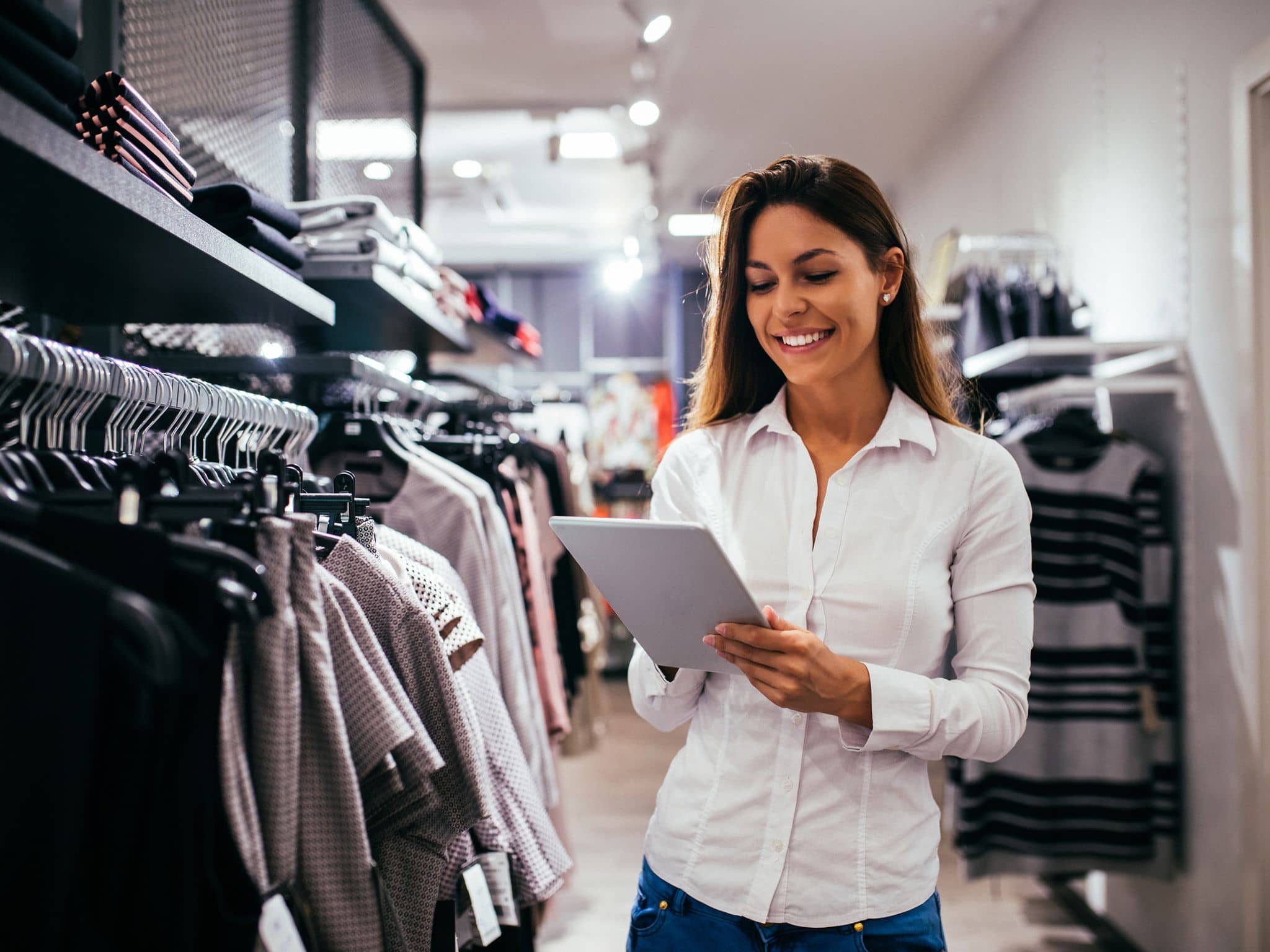 Bild: Mitarbeiterin in einem Modegeschäft