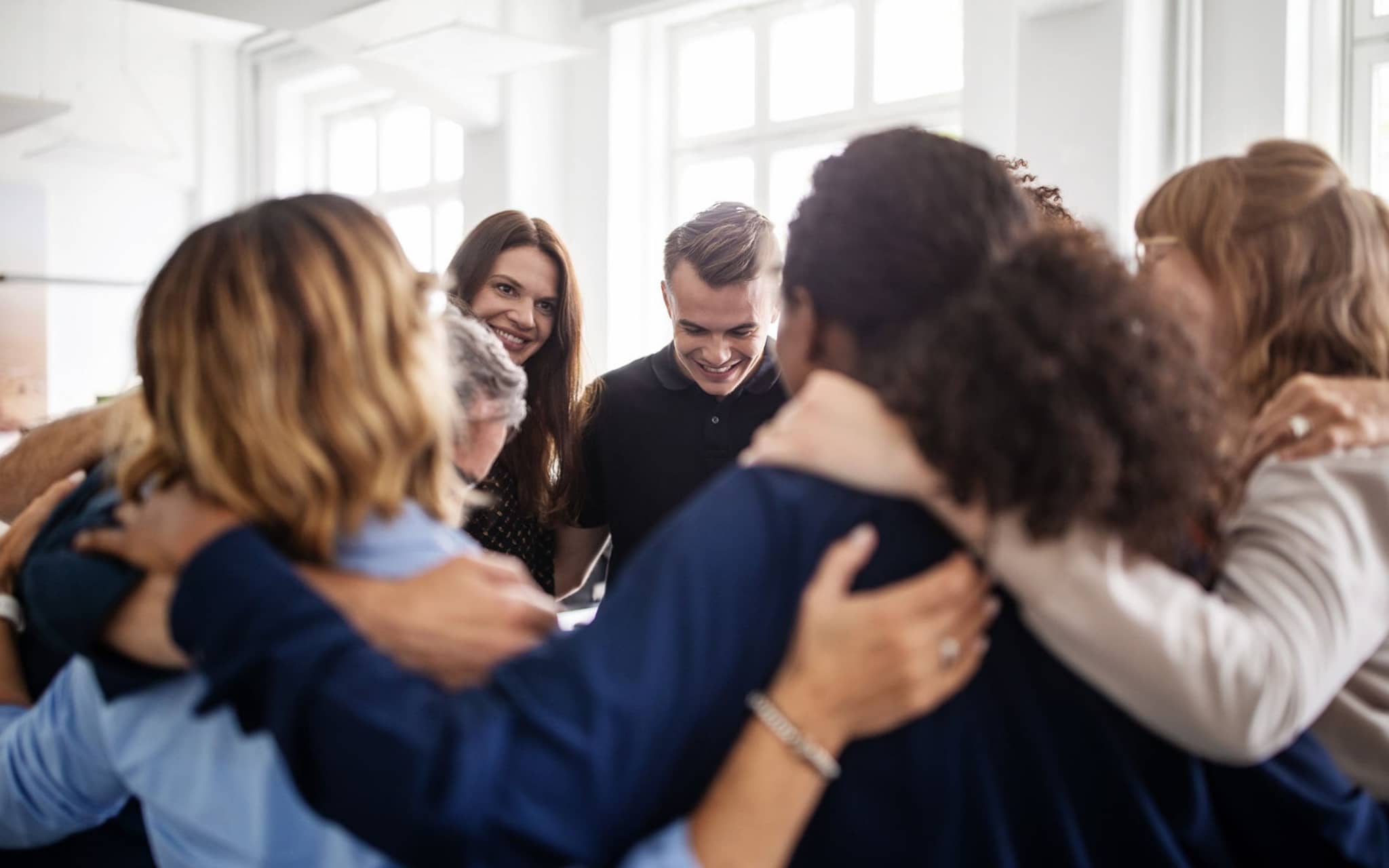 Bild: Menschen bilden einen Kreis, um sich Mut zu machen.