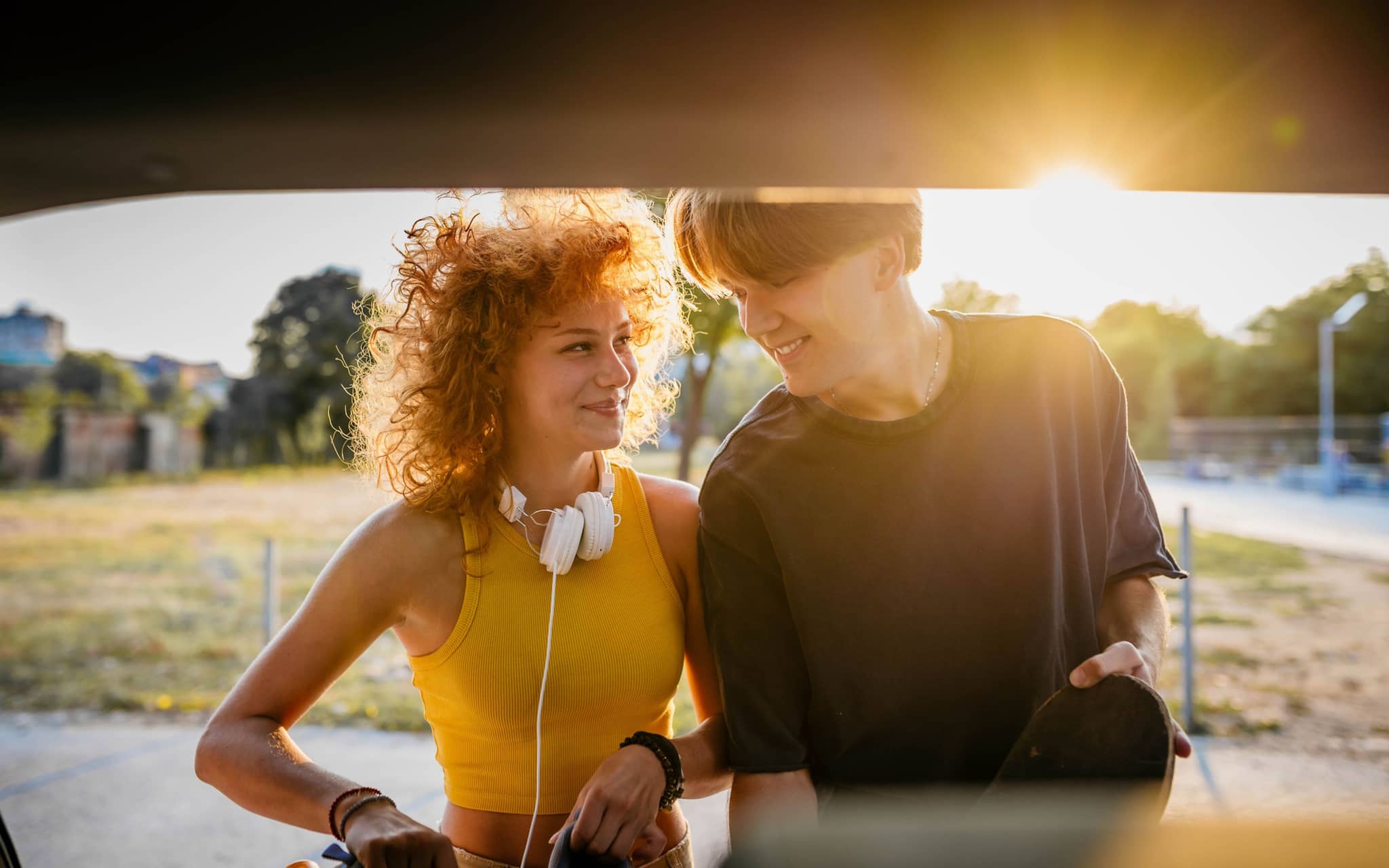Sprachen der Liebe: Ein verliebtes Paar lächelt sich an