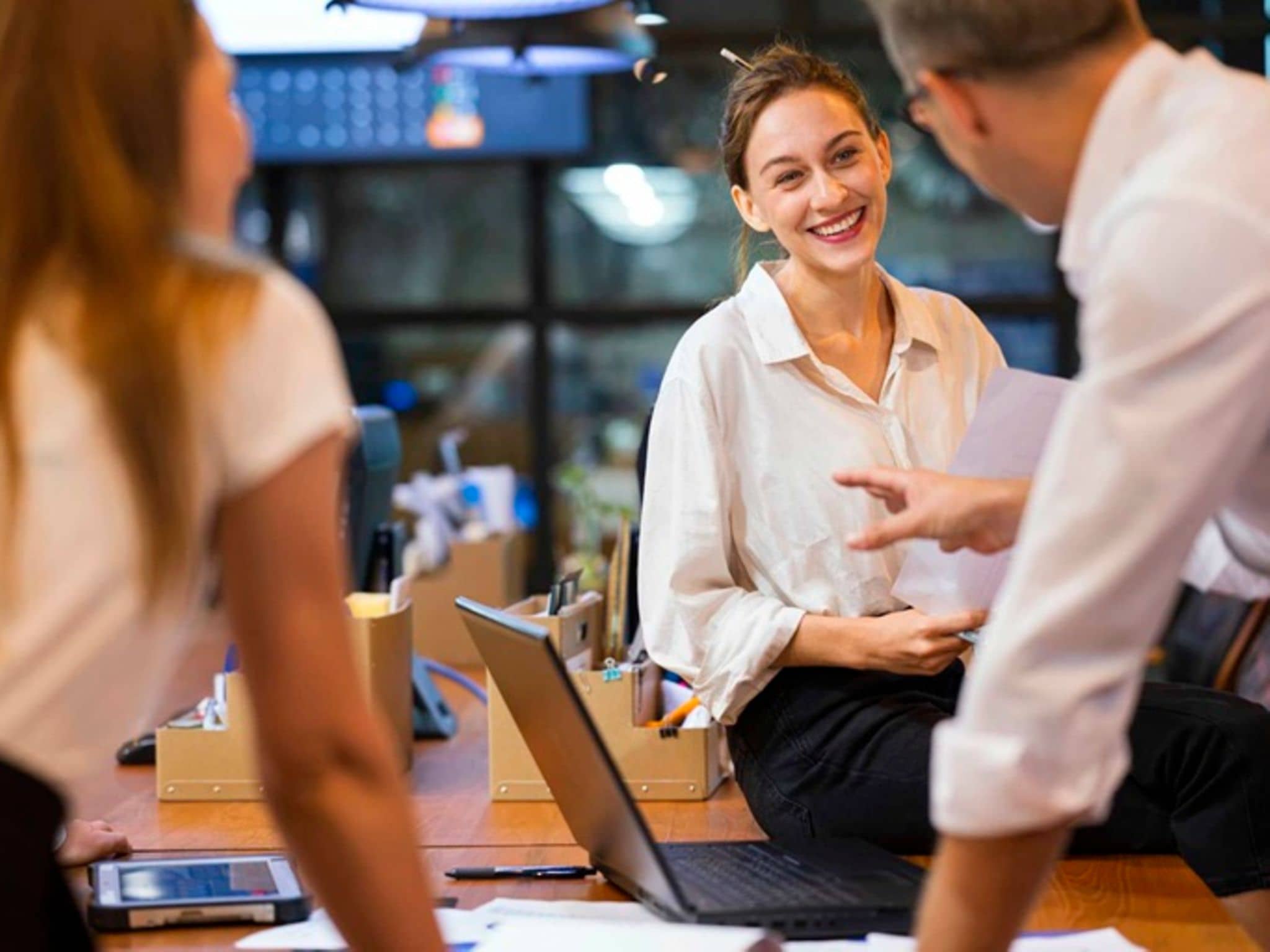 Bild: Lockere Gesprächsatmosphäre im Büro.