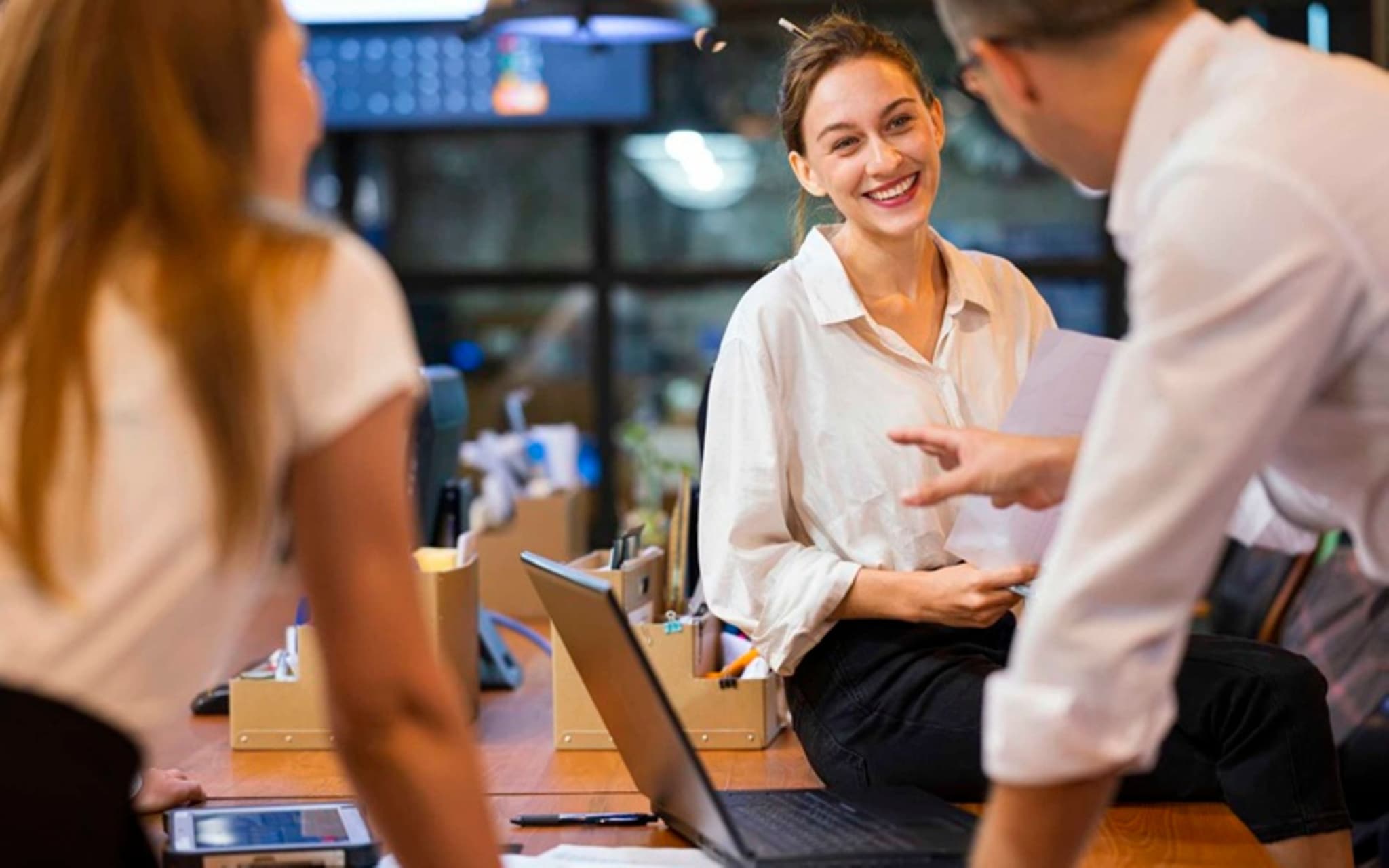 Bild: Lockere Gesprächsatmosphäre im Büro.