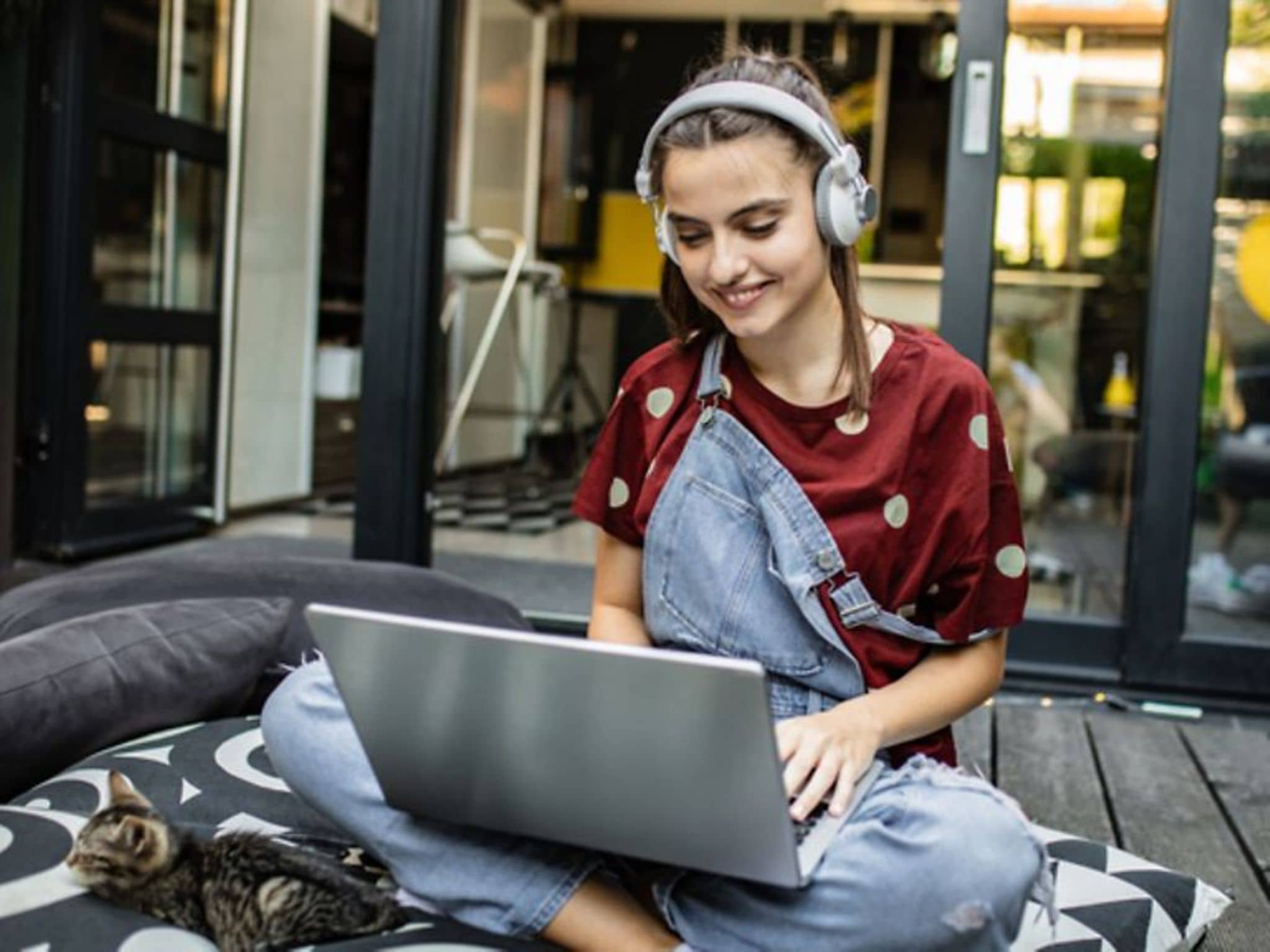 Symboldbild für Online-Shopping: Ein Teenager-Mädchen sitzt vorm Computer und shoppt online