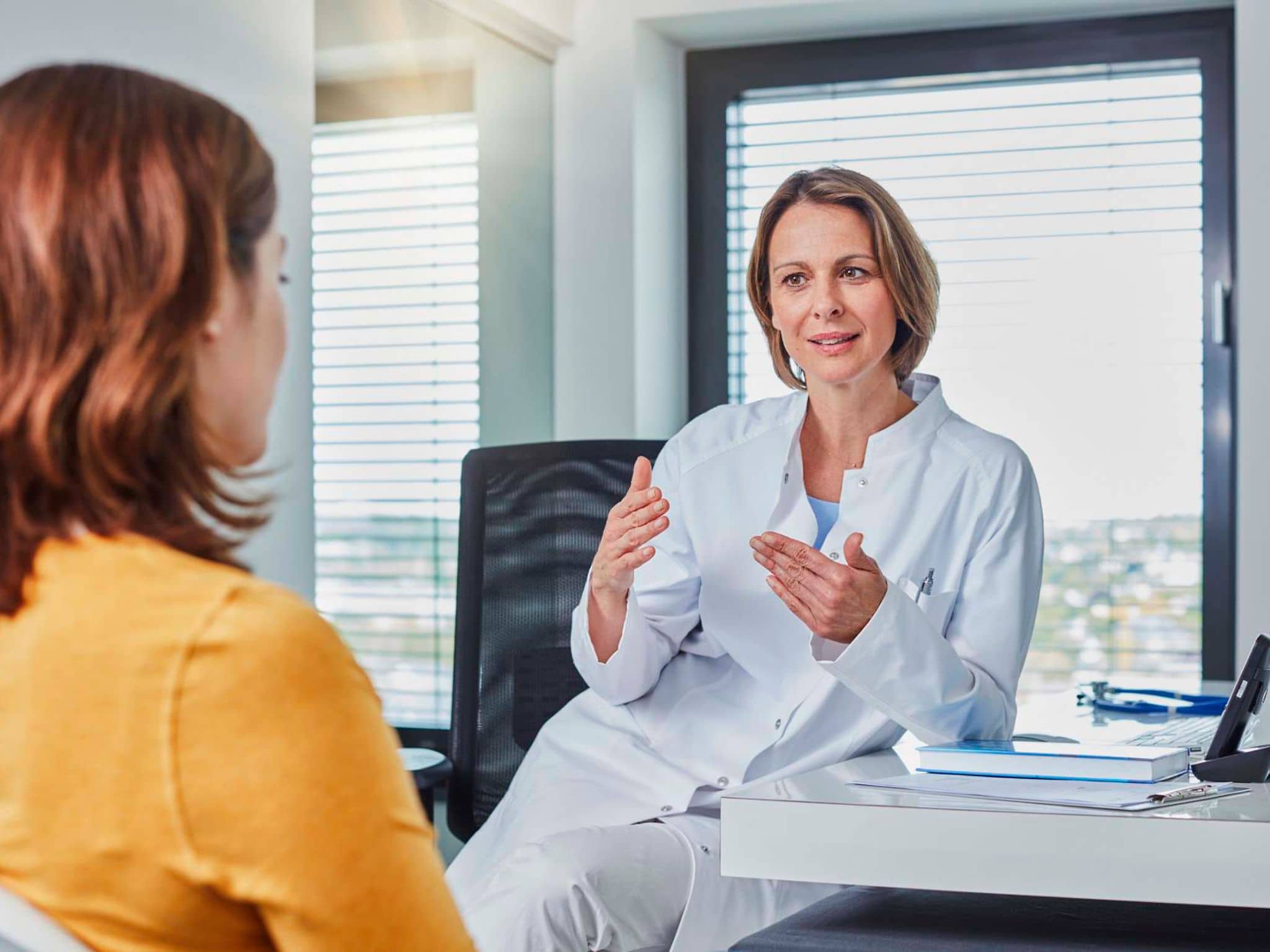 Bild: Ärztin und Patientin im Gespräch in der Praxis.