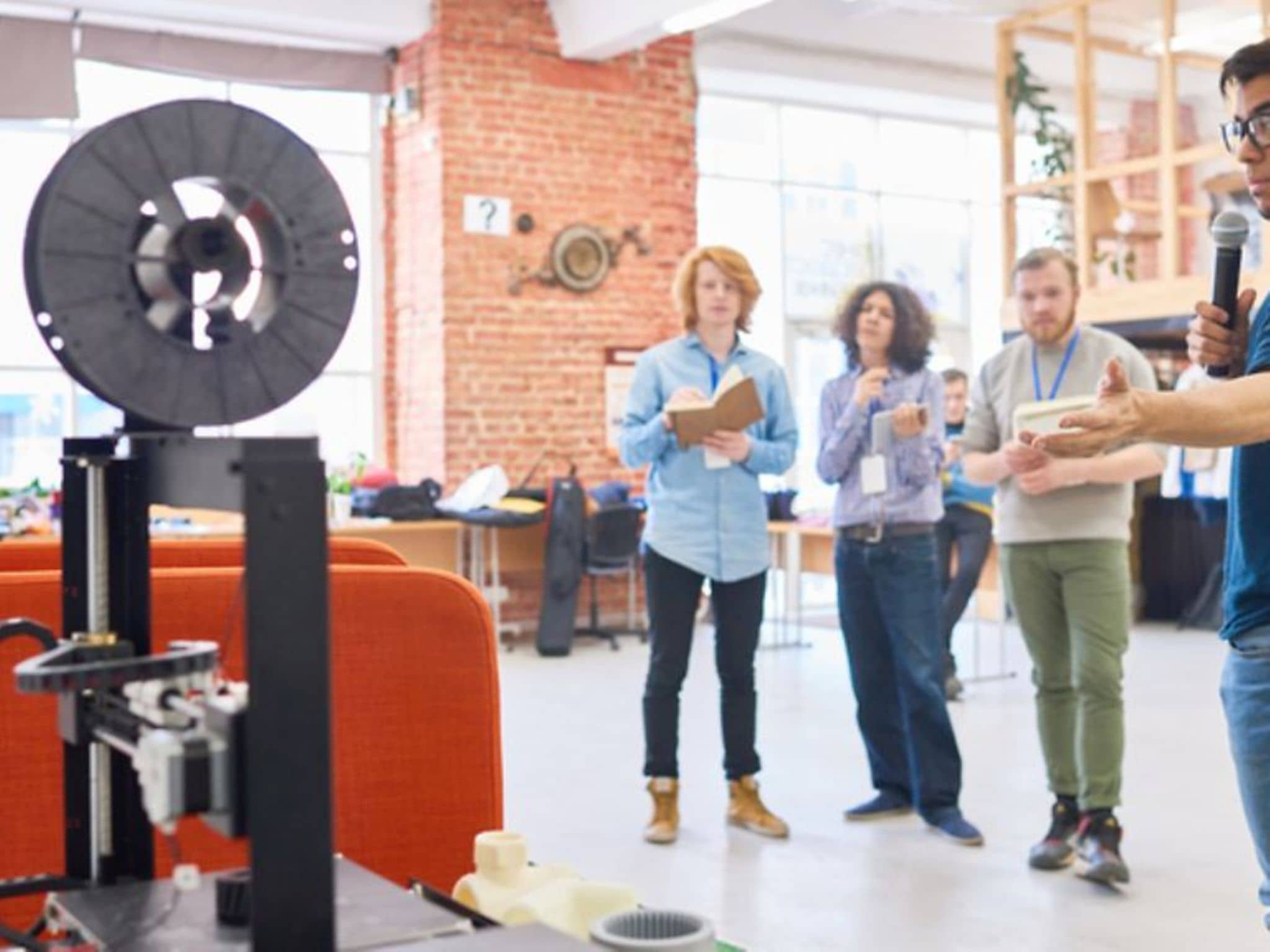 Ein Schüler hält vor seinen Klassenkameraden eine Präsentation