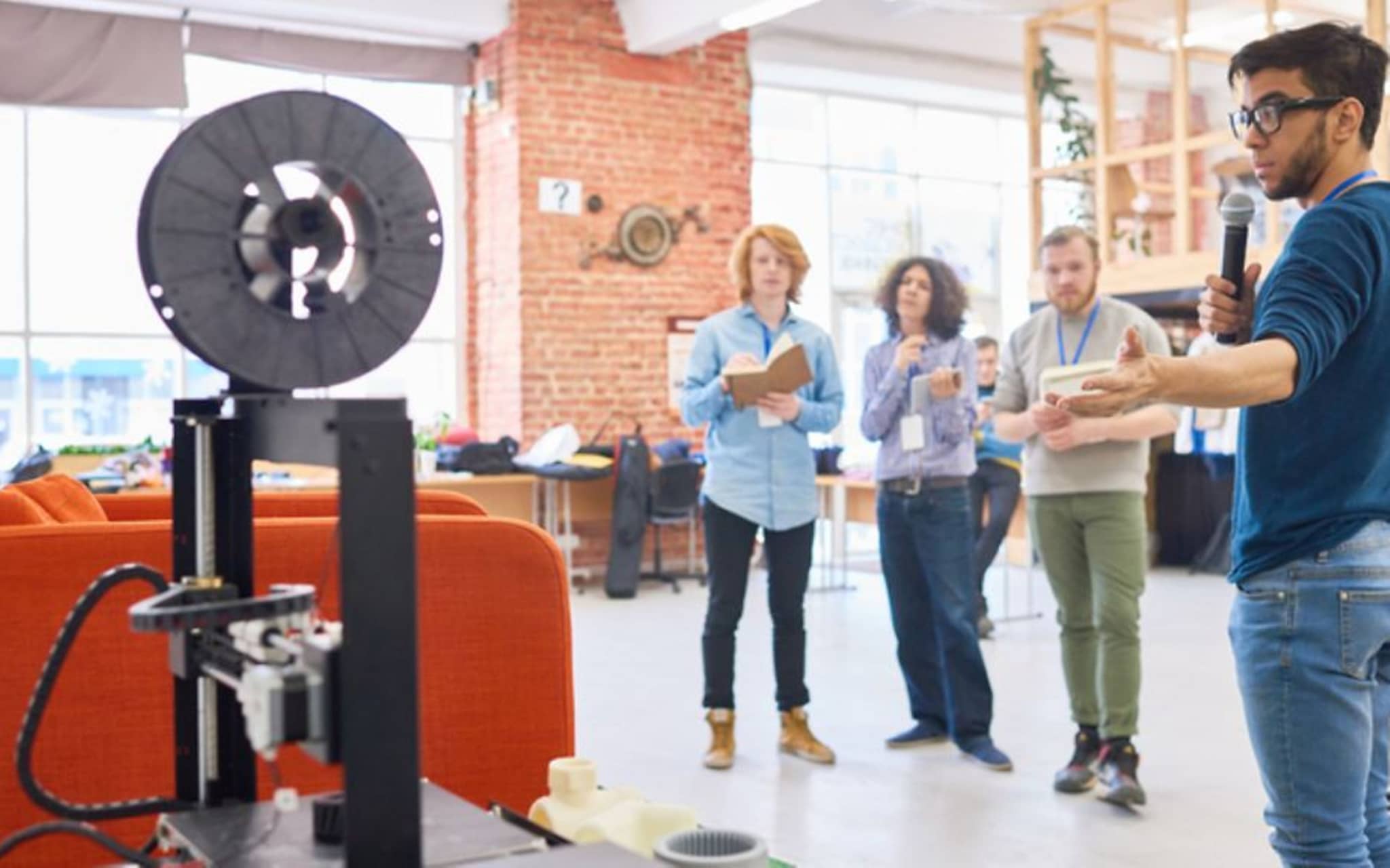 Ein Schüler hält vor seinen Klassenkameraden eine Präsentation