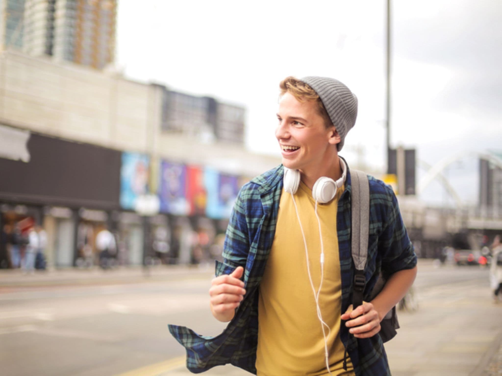 Symbolbild Anatomie des Mannes: Ein Teenagerjunge lächelt