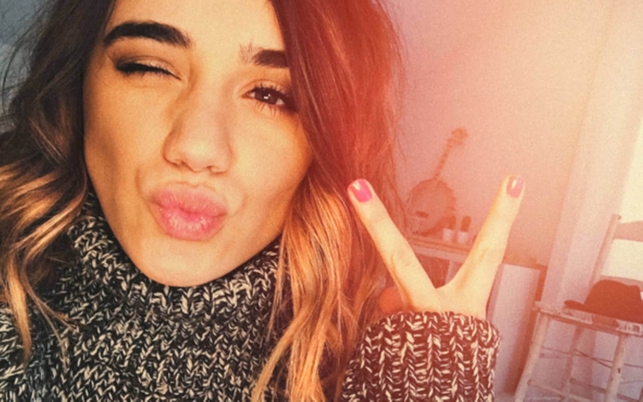 Symbolbild Anatomie der Frau: Ein junges Mädchen liegt auf dem Bett und liest am Smartphone