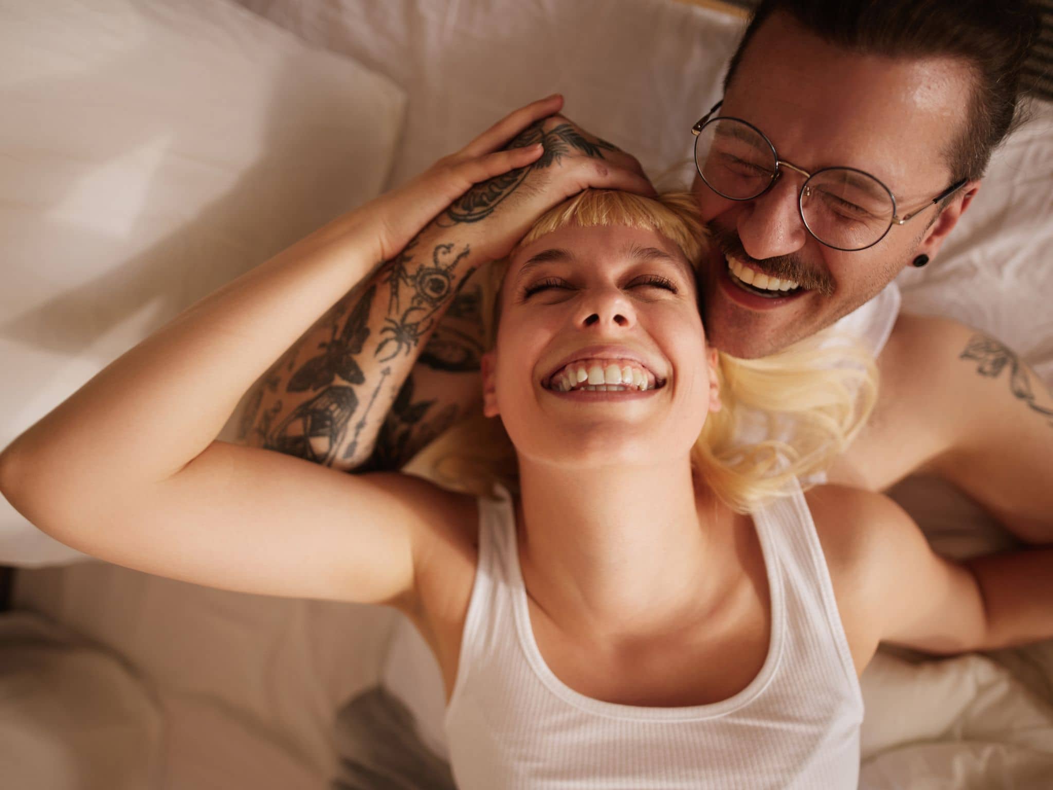 Penis-Check: Ein verliebtes Paar lacht zusammen