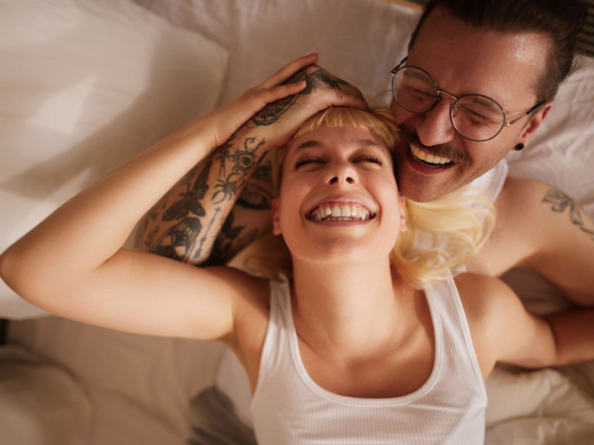 Penis-Check: Ein verliebtes Paar lacht zusammen