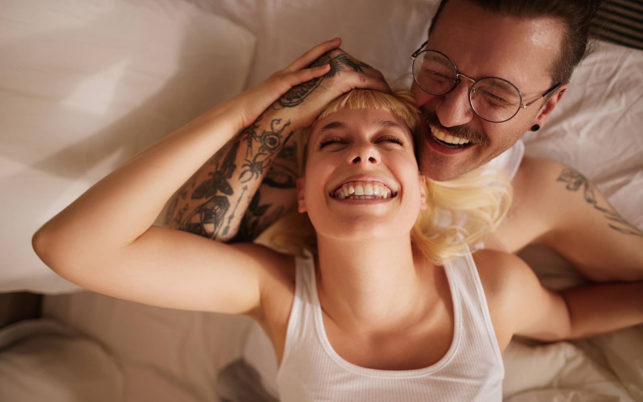 Penis-Check: Ein verliebtes Paar lacht zusammen