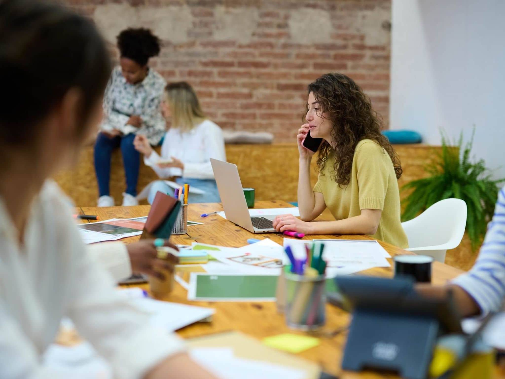Symbolbild: Frau arbeitet am Laptop und Tablet.